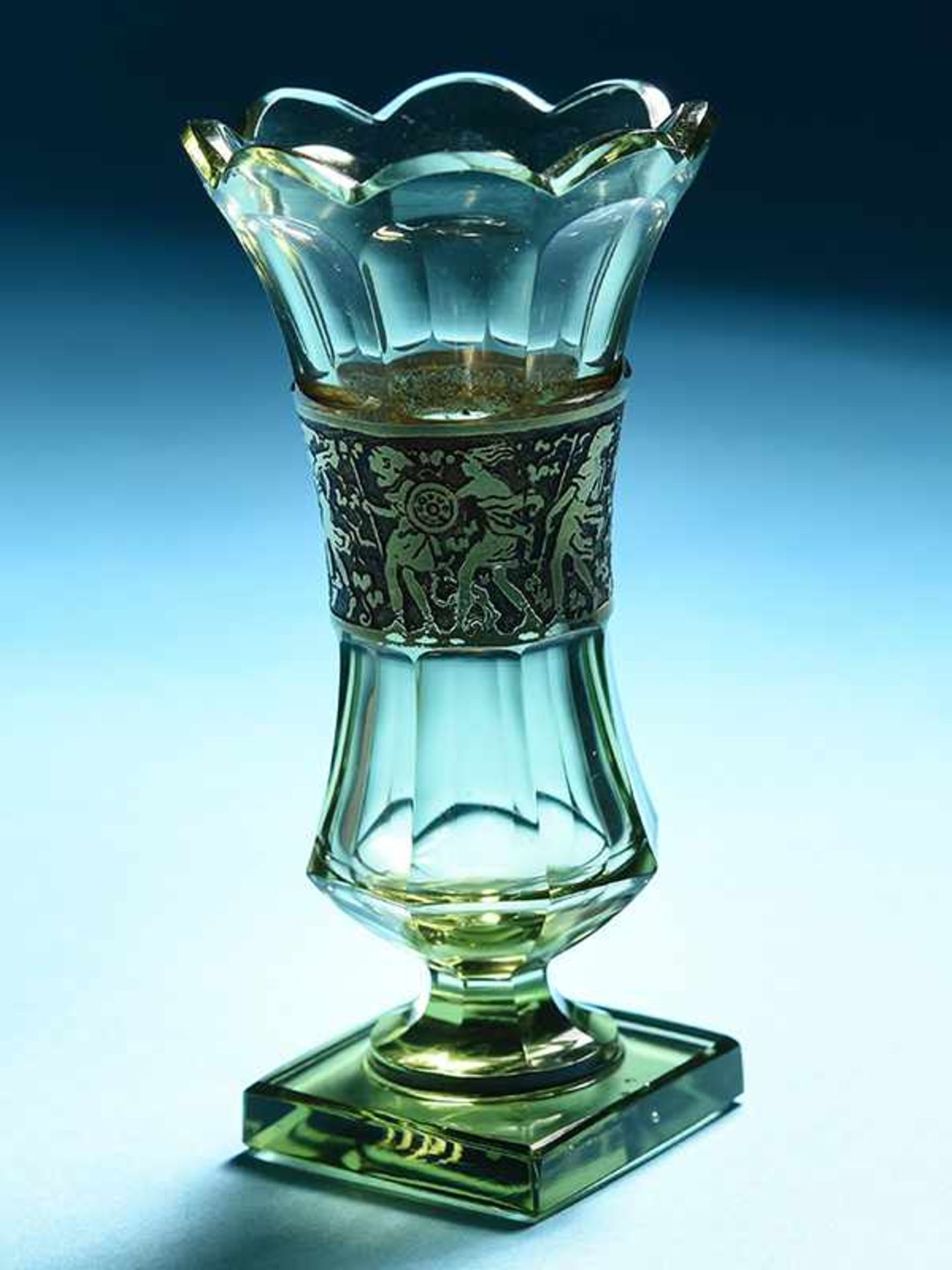 Kleine Pokalvase, Moser, Karlsbad, um 1920/30. Hell-Olivgrünes Glas mit geätzter Gold-Reliefbordüre. - Bild 5 aus 5