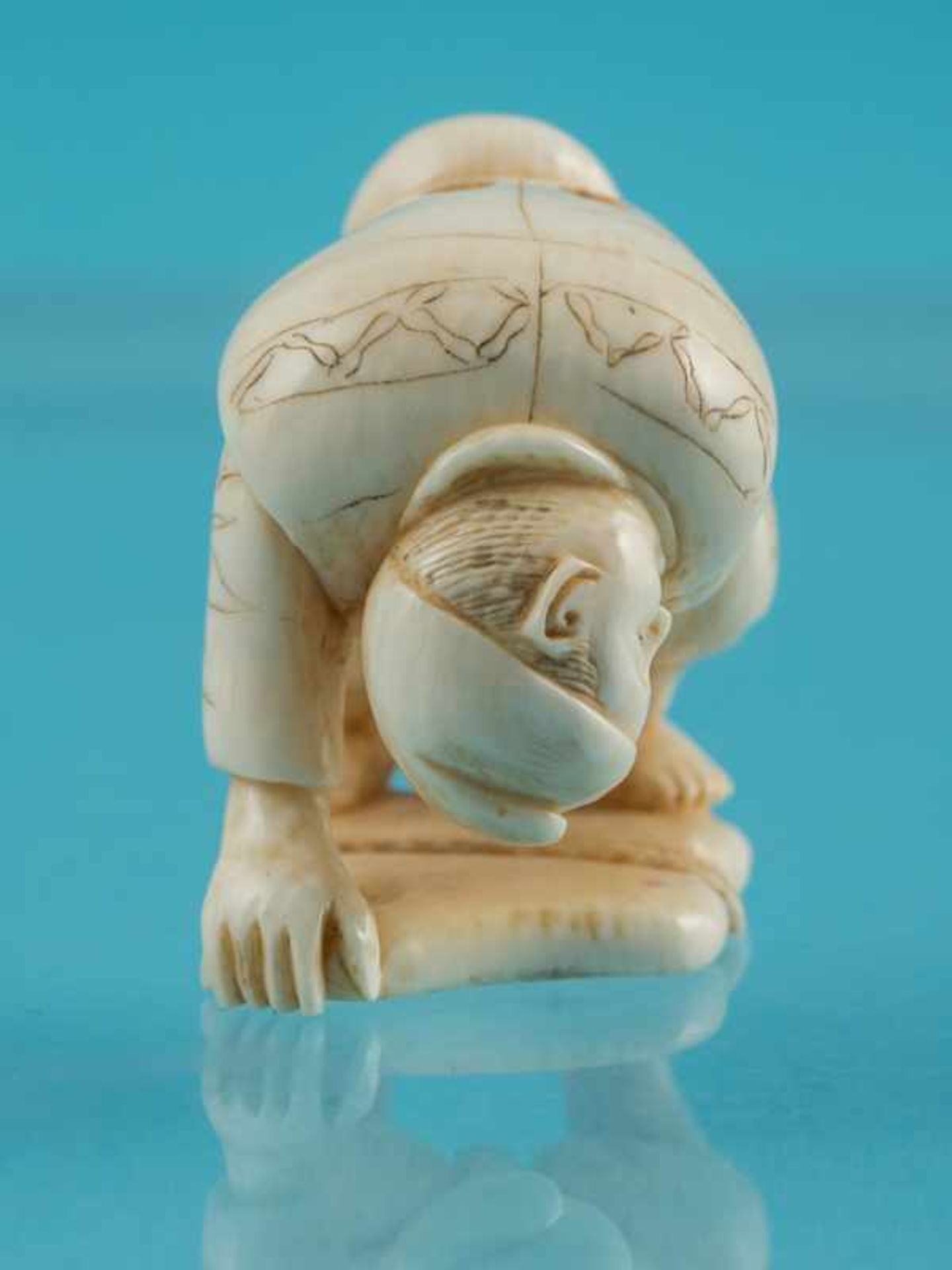 Netsuke, Anfang 20. Jh. Elfenbein mit leicht geschwärzten Konturenlinien. Auf einem naturalistischen - Bild 8 aus 9