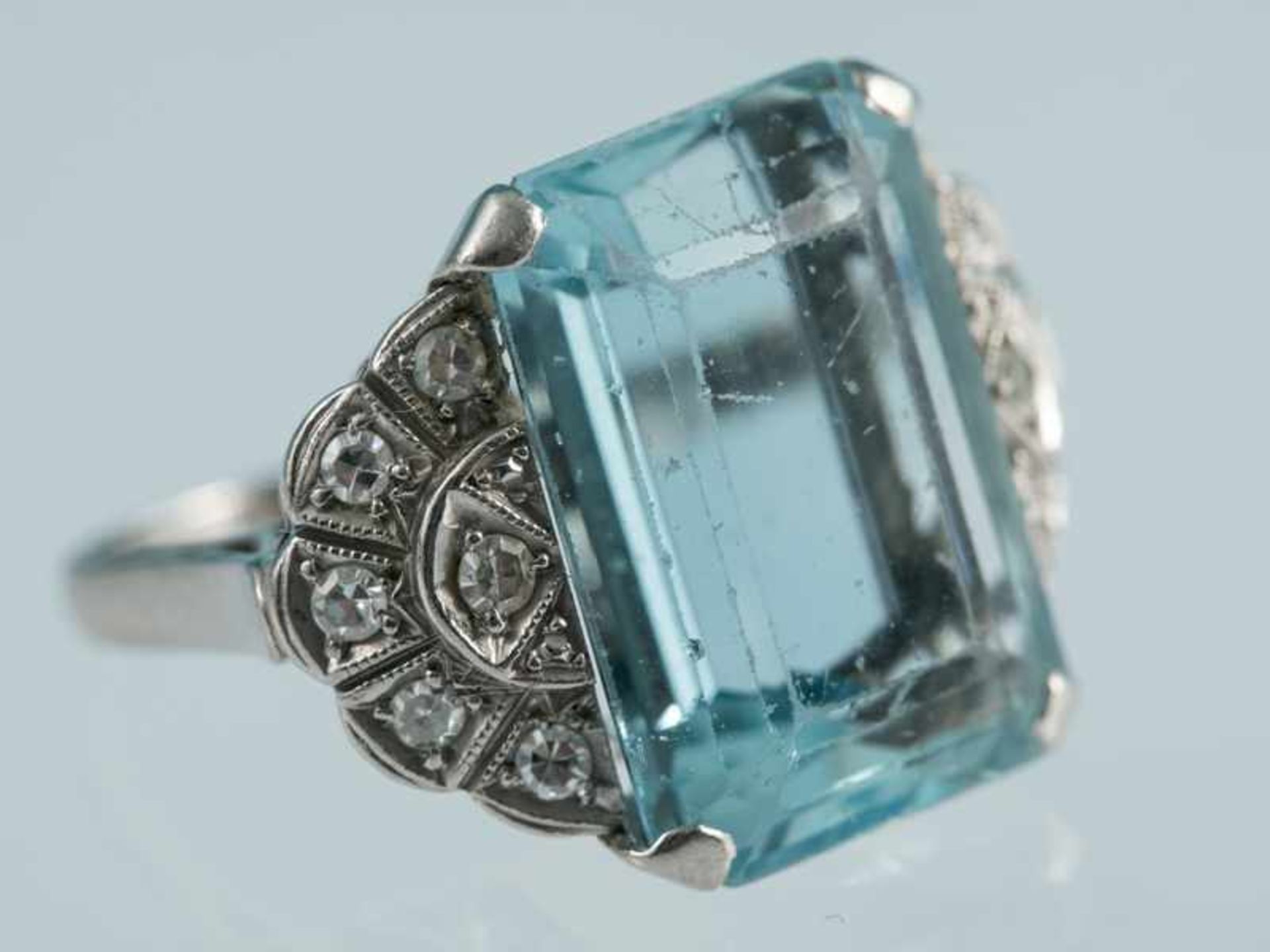 Ring mit Aquamarin und 12 kleinen Diamantrosen, Art Deco 585/- Weißgold. Gesamtgewicht ca. 9,4 g.