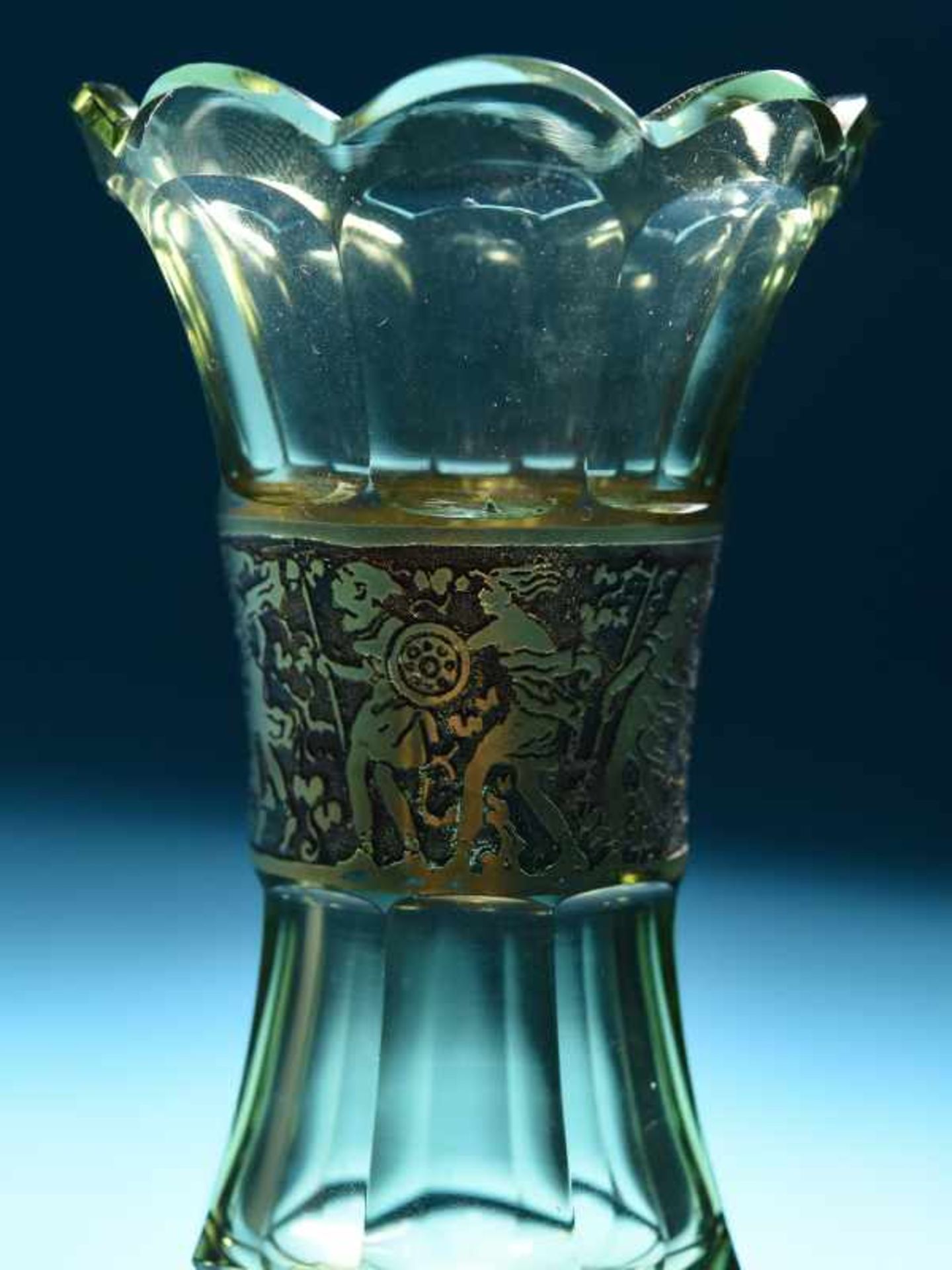 Kleine Pokalvase, Moser, Karlsbad, um 1920/30. Hell-Olivgrünes Glas mit geätzter Gold-Reliefbordüre. - Bild 2 aus 5