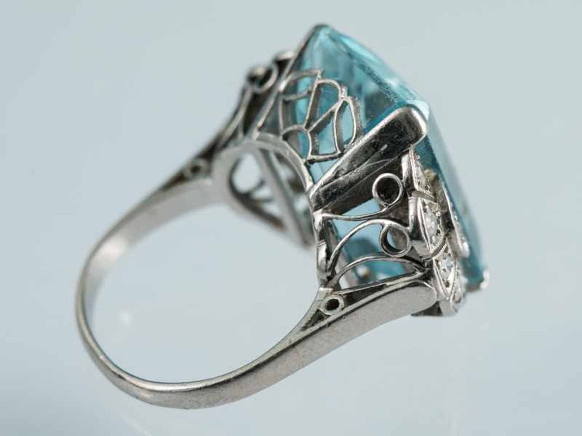 Ring mit Aquamarin und 12 kleinen Diamantrosen, Art Deco 585/- Weißgold. Gesamtgewicht ca. 9,4 g. - Bild 5 aus 5