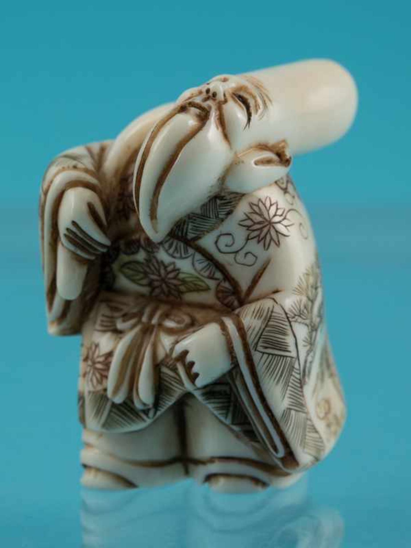 Netsuke, Anfang 20. Jh. Elfenbein. Feine bräunlich - schwarze Konturen. Stehender Luohan nach oben - Bild 2 aus 9