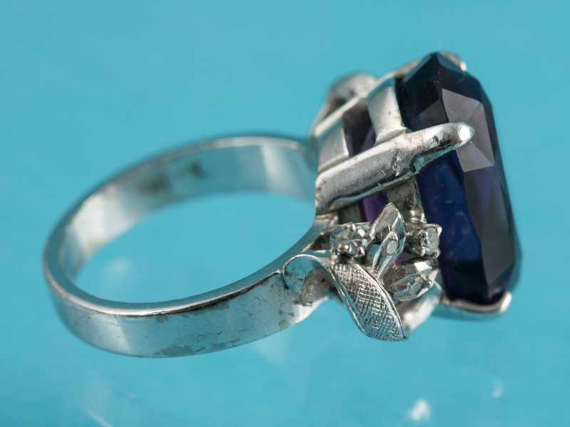 Ring mit Amethyst und kleinen Achtkant-Diamanten, 20. Jh. 585/- Weißgold. Gesamtgewicht ca. 8,6 g. - Bild 2 aus 4