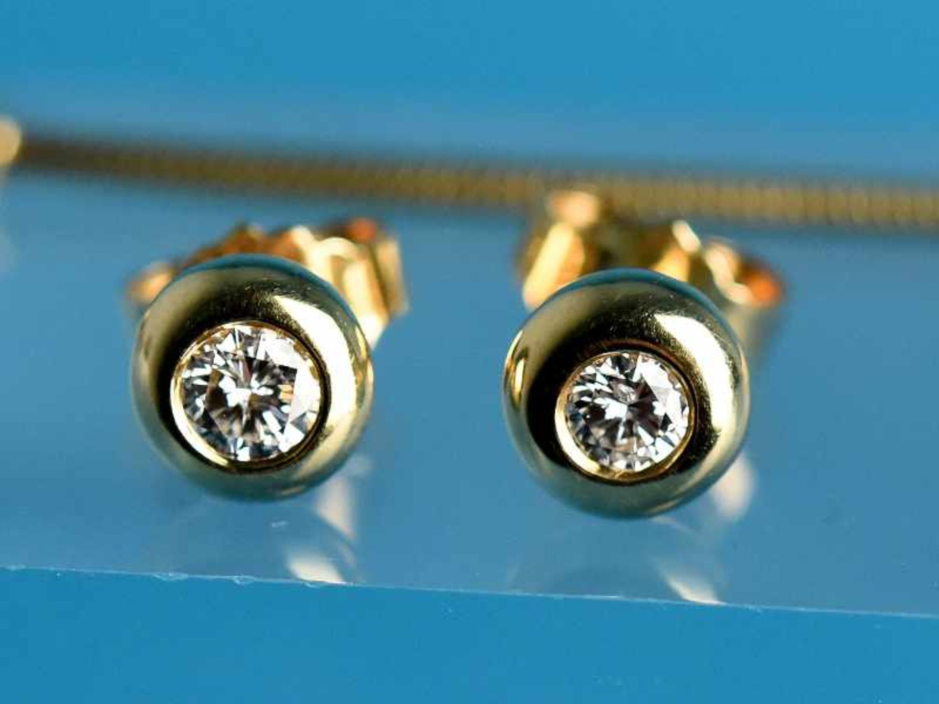 Collierkette mit Brillantanhänger ca. 0,2 ct und Paar Ohrstecker mit Brillanten, zusammen ca. 0,3 - Bild 2 aus 3