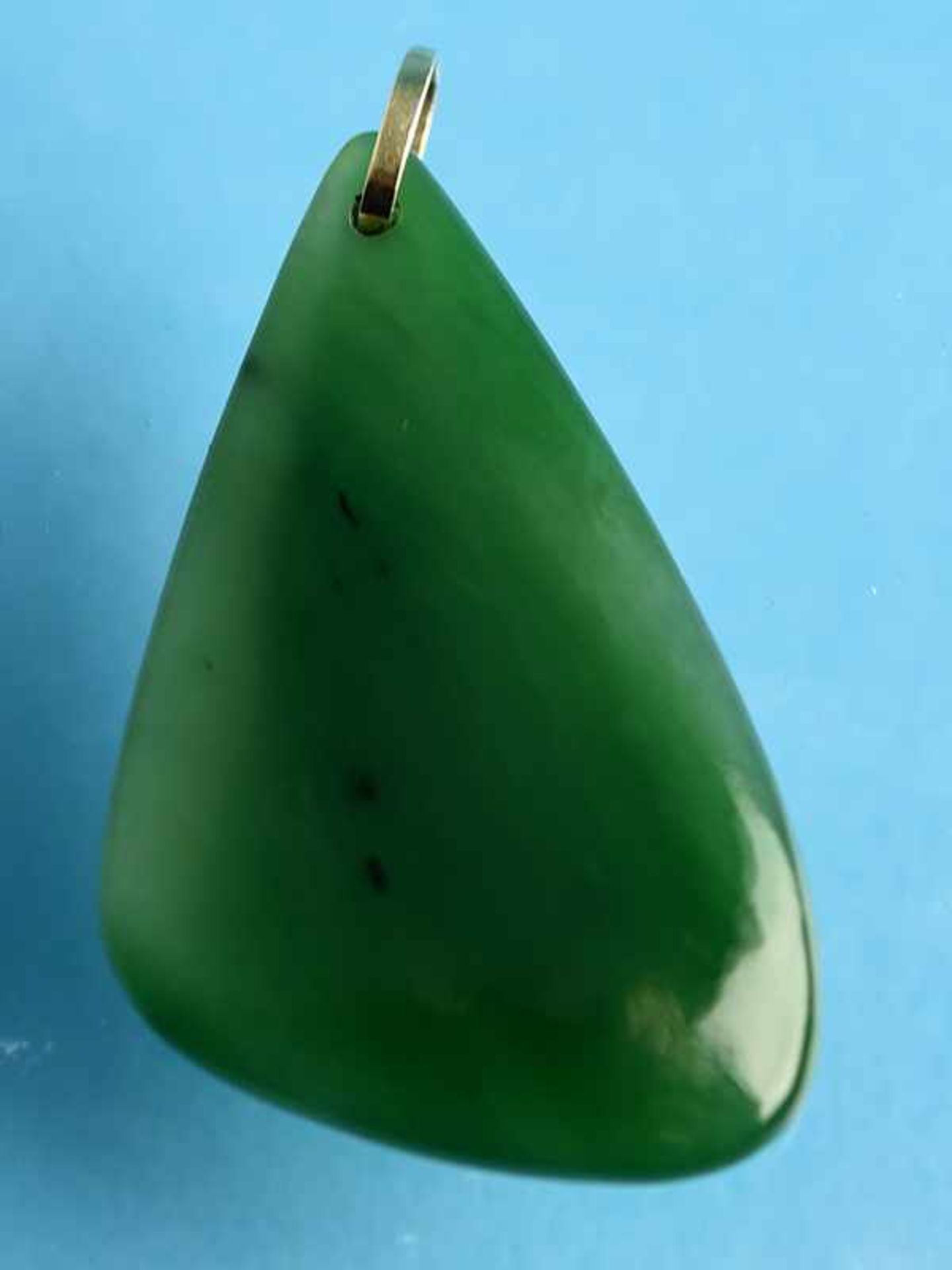Jadeanhänger, 20. Jh. Ovale Anhängeröse aus 585/- Gelbgold. Gesamtgewicht ca. 13,8 g. Jadeplatte