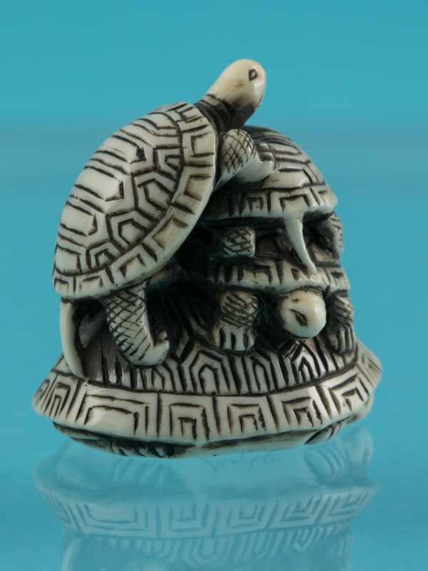 Netsuke, Anfang 20. Jh. Elfenbein mit schwarzen Konturen. Auf dem Rücken eines Schildkrötenpanzer, - Bild 3 aus 8