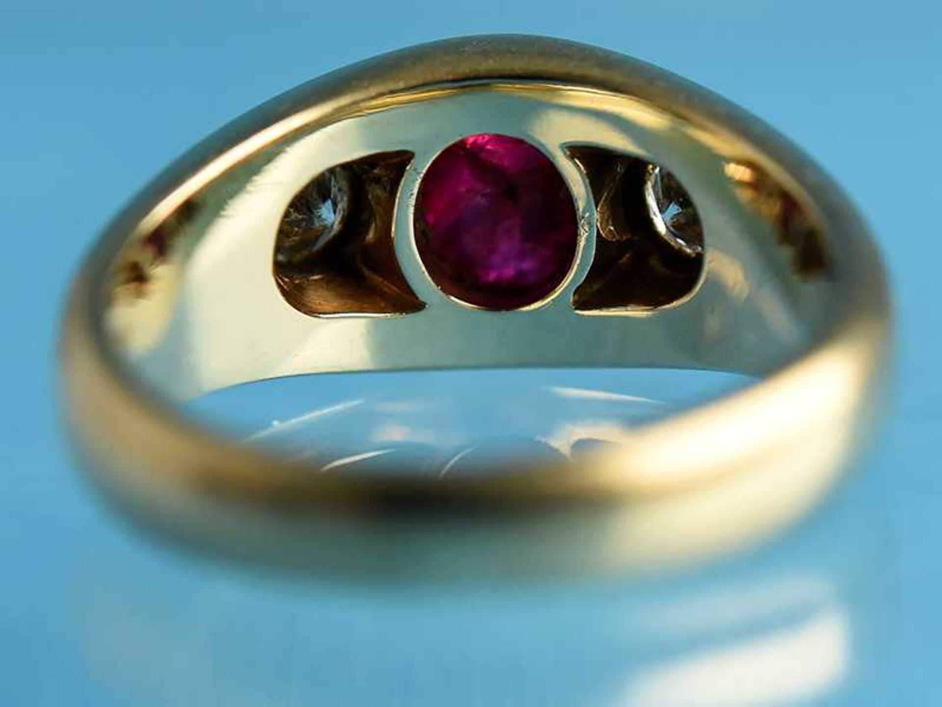 Massiver Bandring mit Rubin - Cabochon und Brillanten, zusammen ca. 0,3 ct, Goldschmiedearbeit, - Bild 4 aus 5