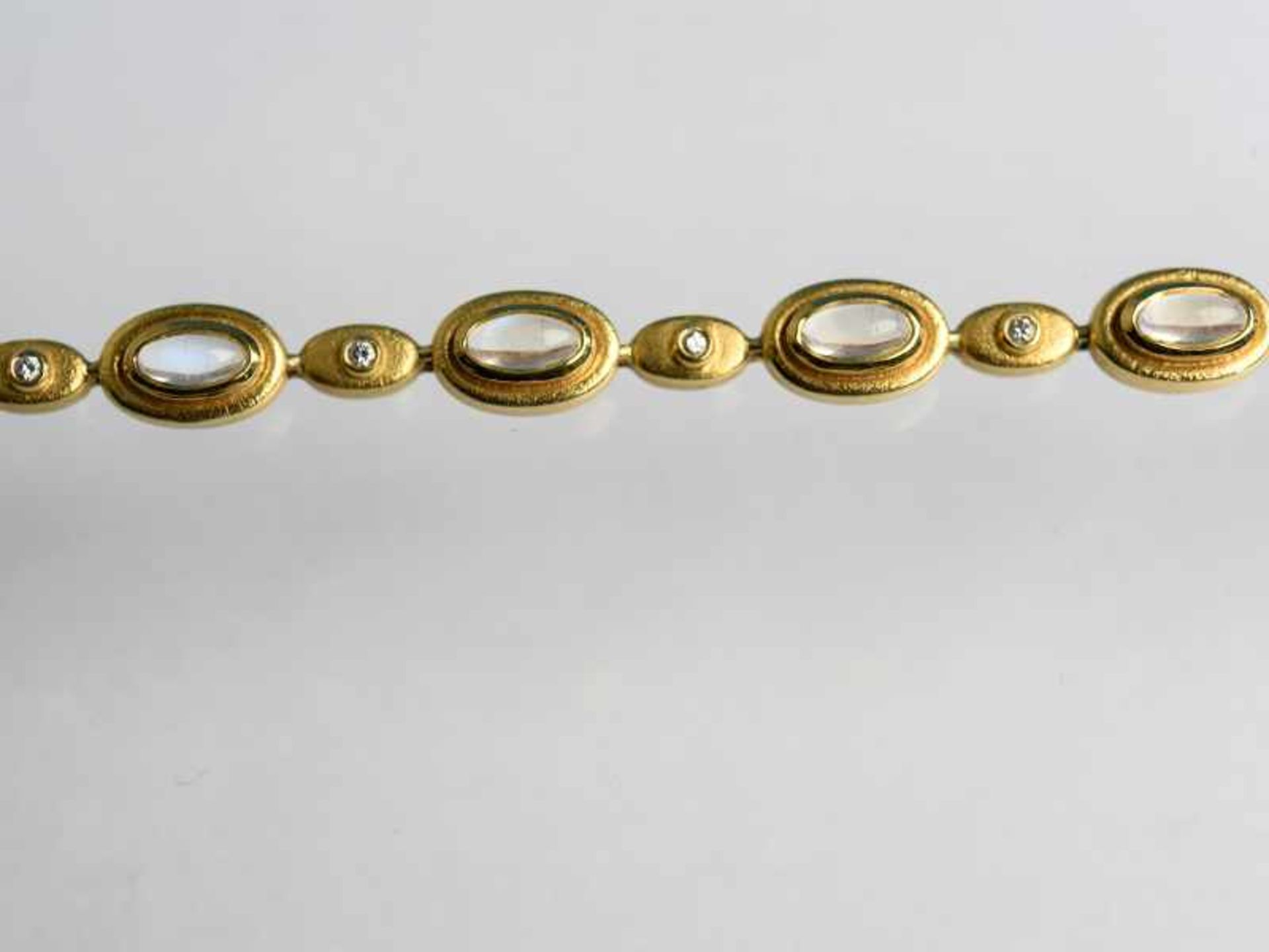 Armband mit Mondsteincabochons und kleinen Diamanten, Goldschmiedearbeit, 20. Jh. 585/- Gelbgold. - Bild 3 aus 5