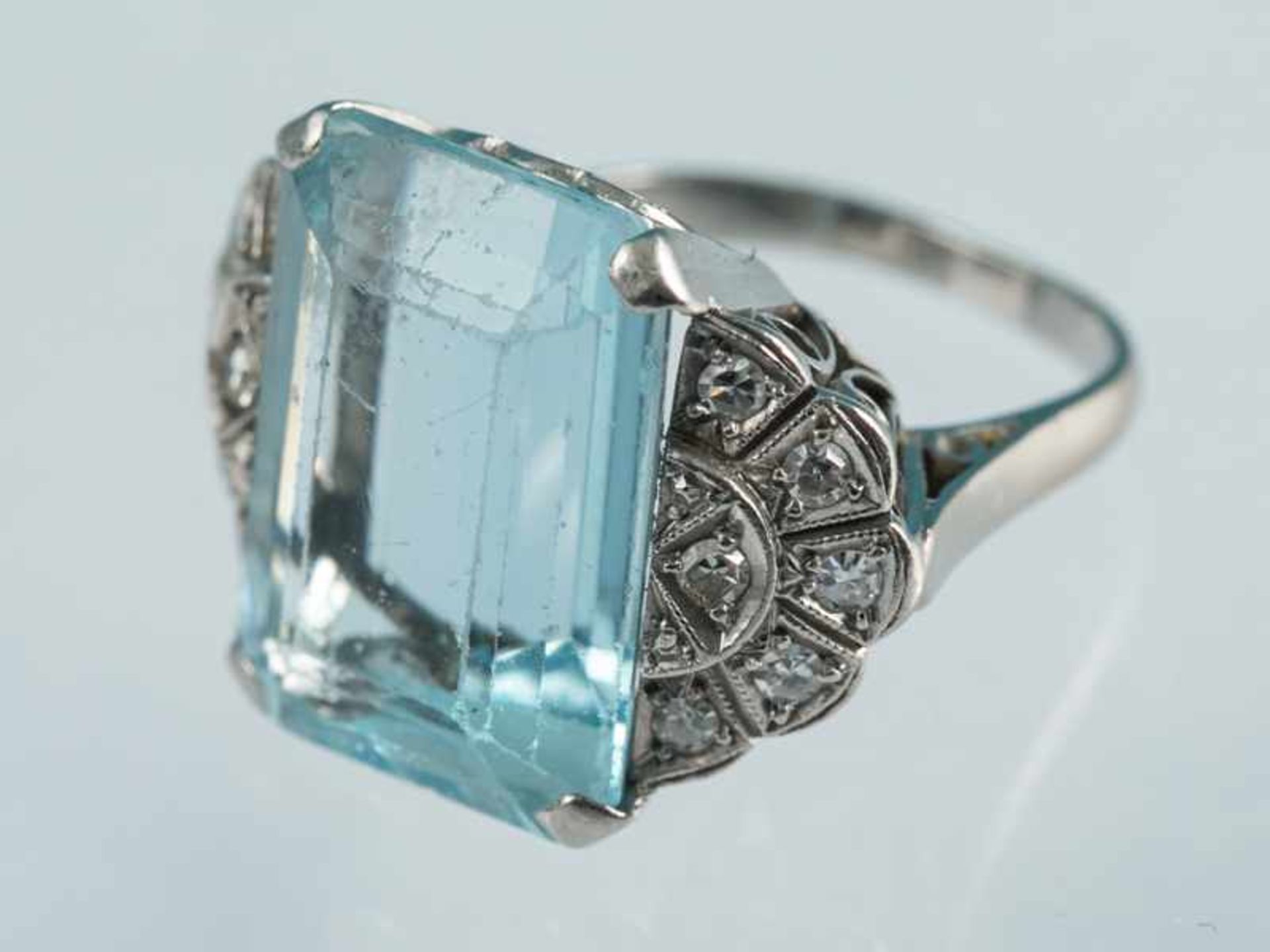 Ring mit Aquamarin und 12 kleinen Diamantrosen, Art Deco 585/- Weißgold. Gesamtgewicht ca. 9,4 g. - Bild 2 aus 5