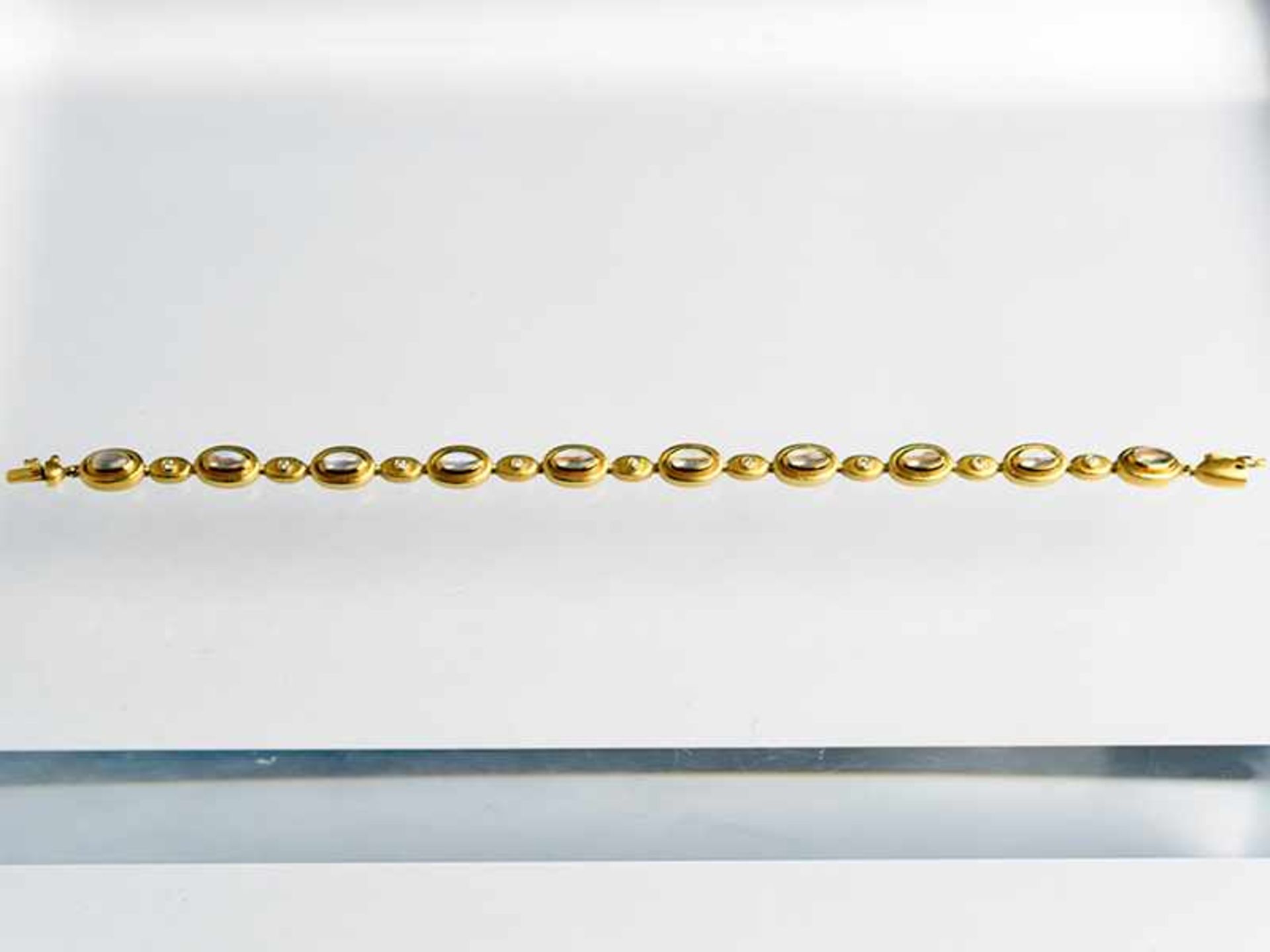 Armband mit Mondsteincabochons und kleinen Diamanten, Goldschmiedearbeit, 20. Jh. 585/- Gelbgold. - Bild 4 aus 5