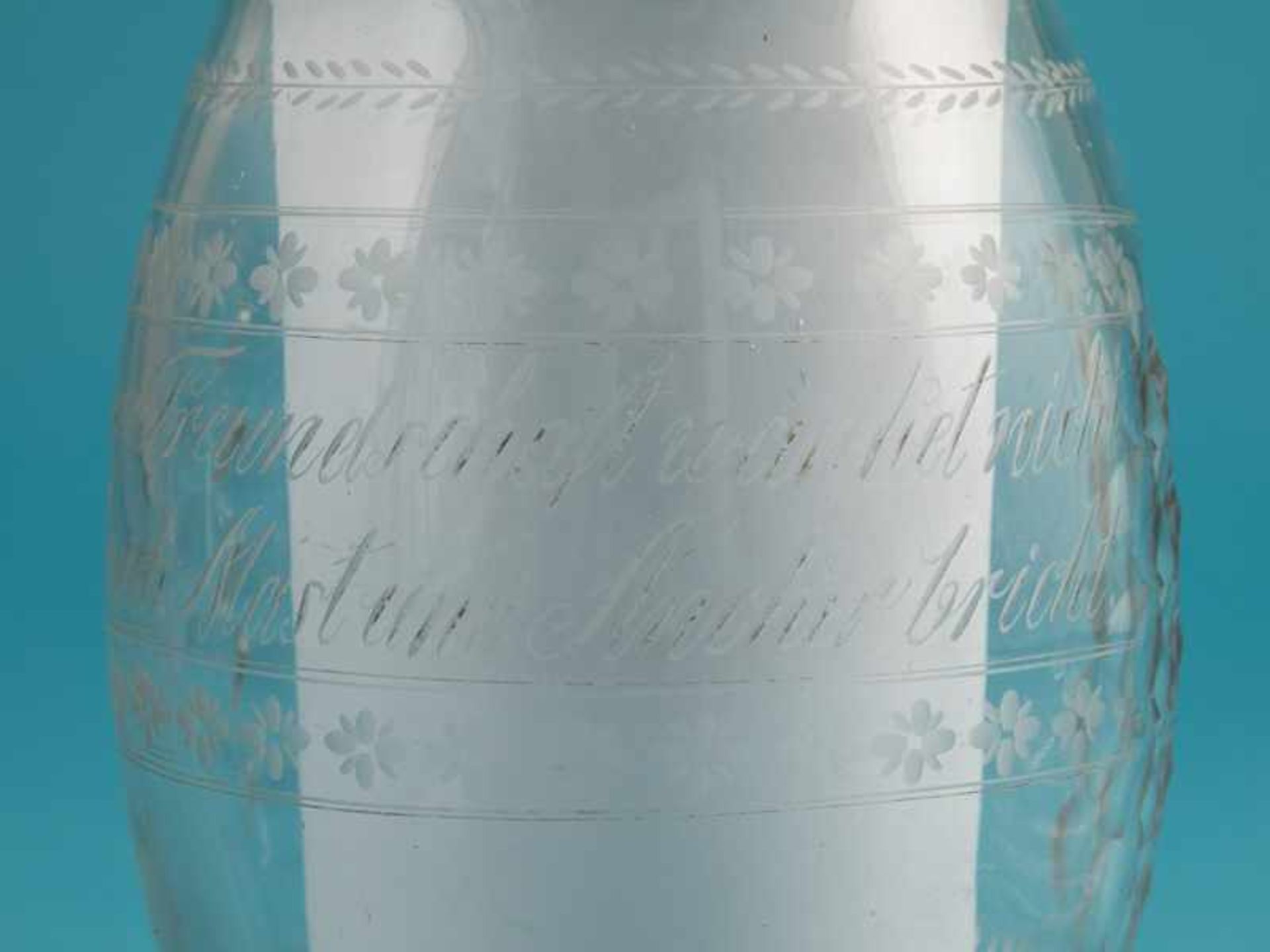 Großer Biedermeier-Deckelhumpen, wohl Böhmen, Mitte 19. Jh. Farbloses Glas mit Matt-Schliff-Bordüren - Bild 3 aus 5
