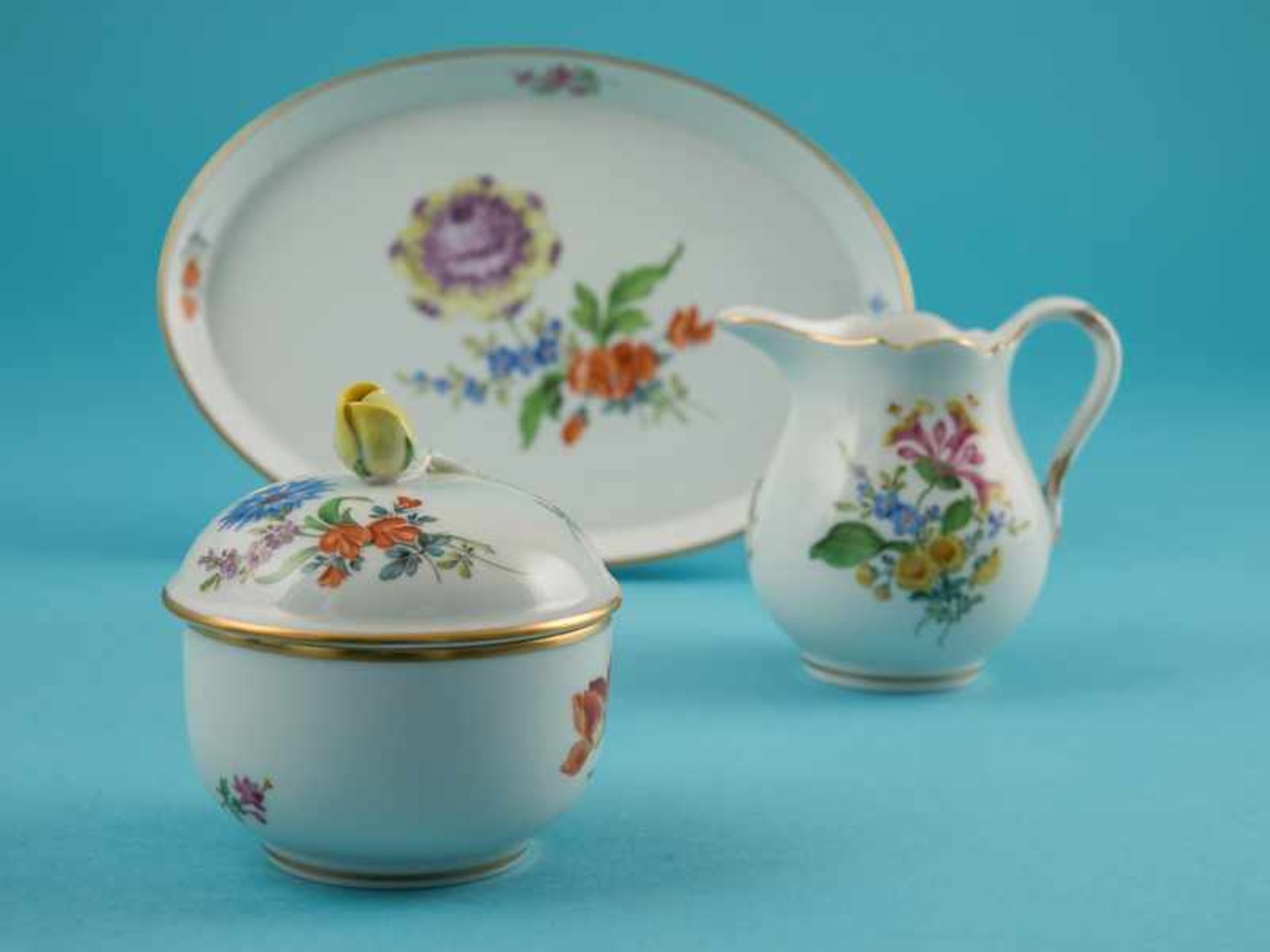 3-tlg. Zucker-/Rahmset "Blume 3", Meissen 2. Hälfte 20. Jh. Weißporzellan mit polychromer "Blume - Bild 2 aus 4