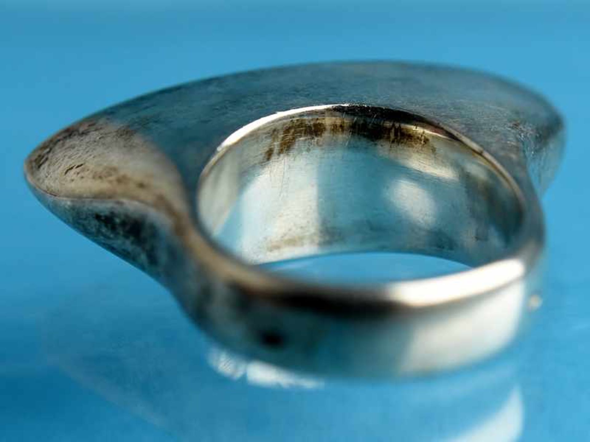 Moderner Ring, Goldschmiedearbeit von Lisi Lopez, Modell Alisé, Paris 20. Jh. 925/- Silber und 750/- - Bild 3 aus 6