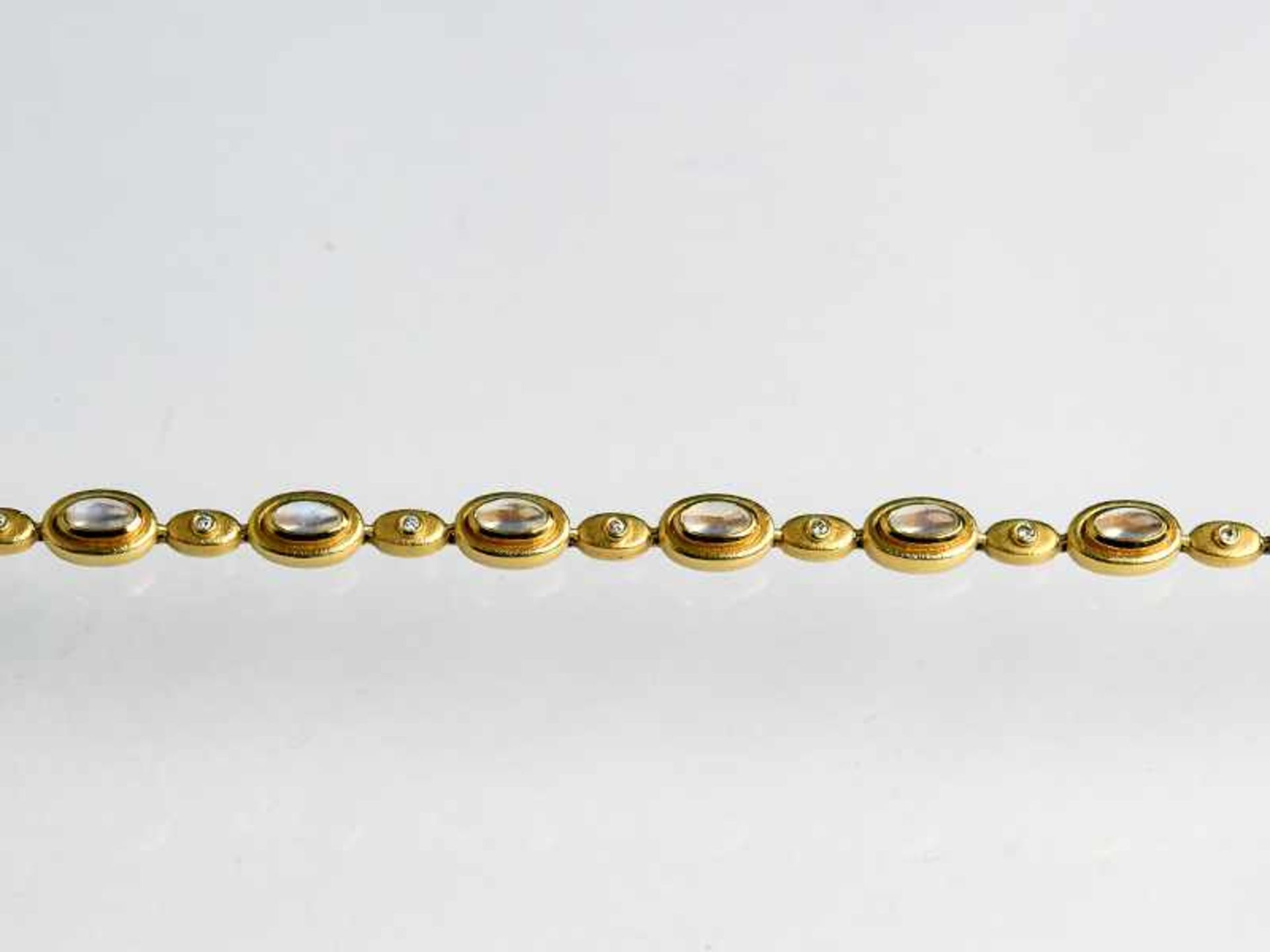 Armband mit Mondsteincabochons und kleinen Diamanten, Goldschmiedearbeit, 20. Jh. 585/- Gelbgold.