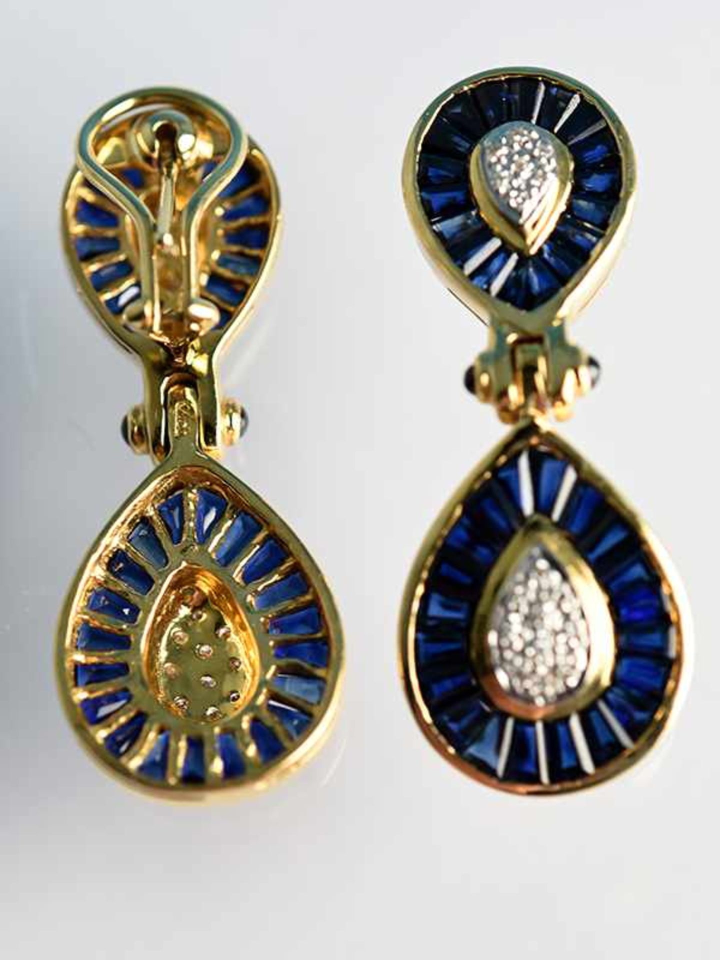 Paar Ohrgehänge mit Saphiren und Diamanten, 80- er Jahre 750/- Gelbgold. Gesamtgewicht ca. 18,1 g. - Bild 5 aus 5