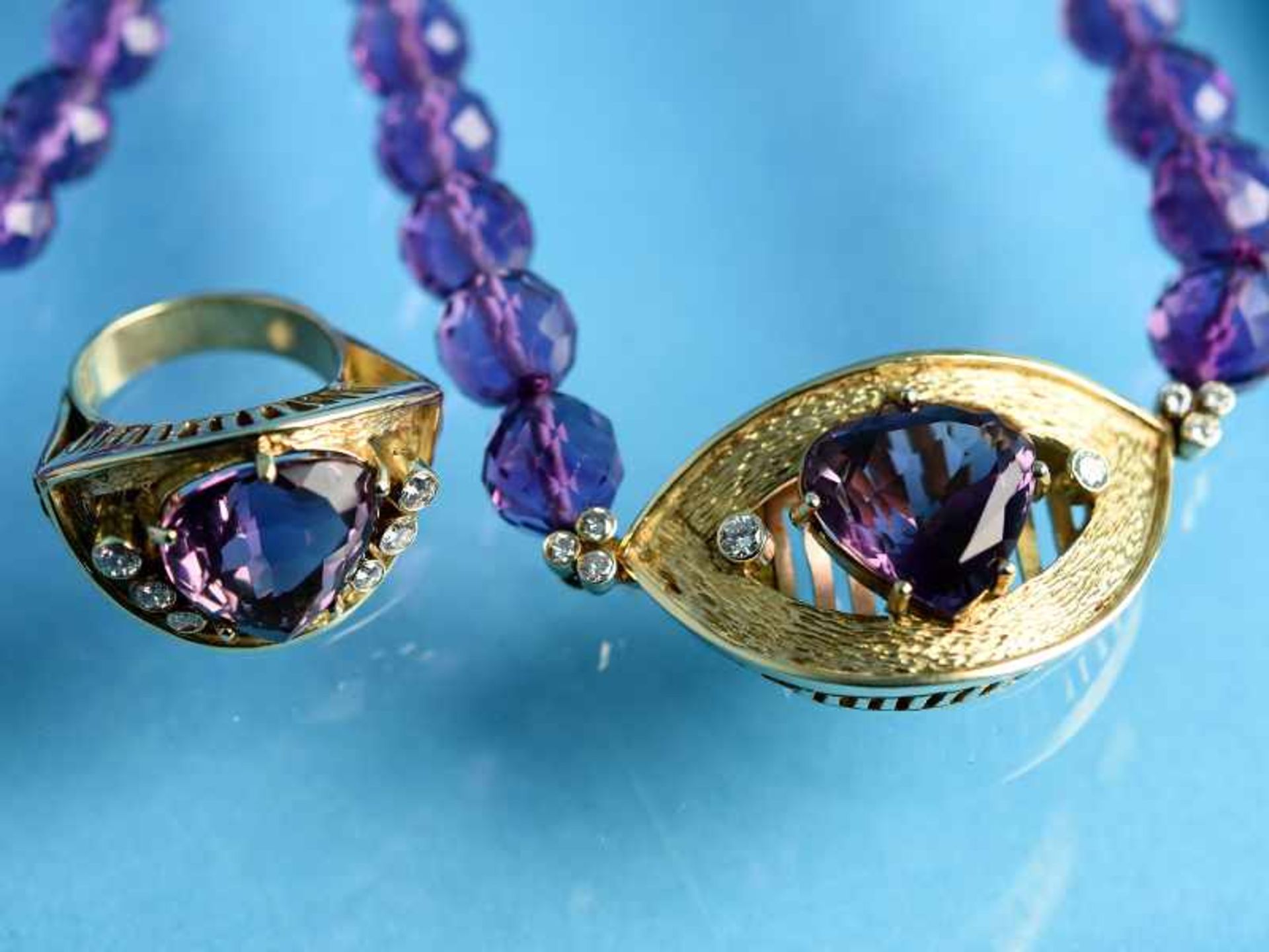 Collier mit Amethystkugeln und Ring, jeweils herzförmige Amethyste und Brillanten, zusammen ca. 0, - Bild 2 aus 5