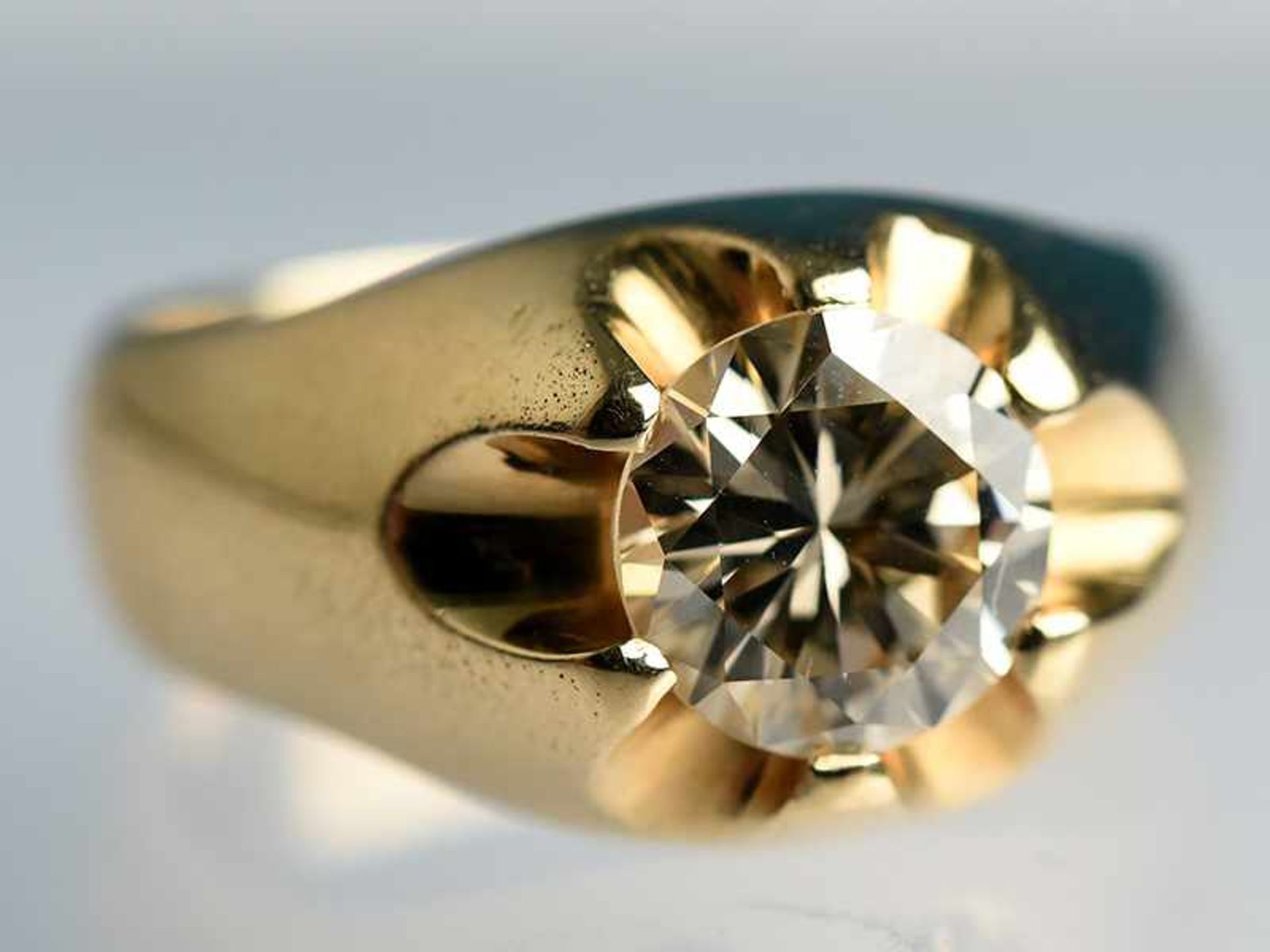 Massiver Bandring mit Brillant ca. 2 ct, Mitte 20. Jh. 585/- Roségold. Gesamtgewicht ca. 10,9 g.