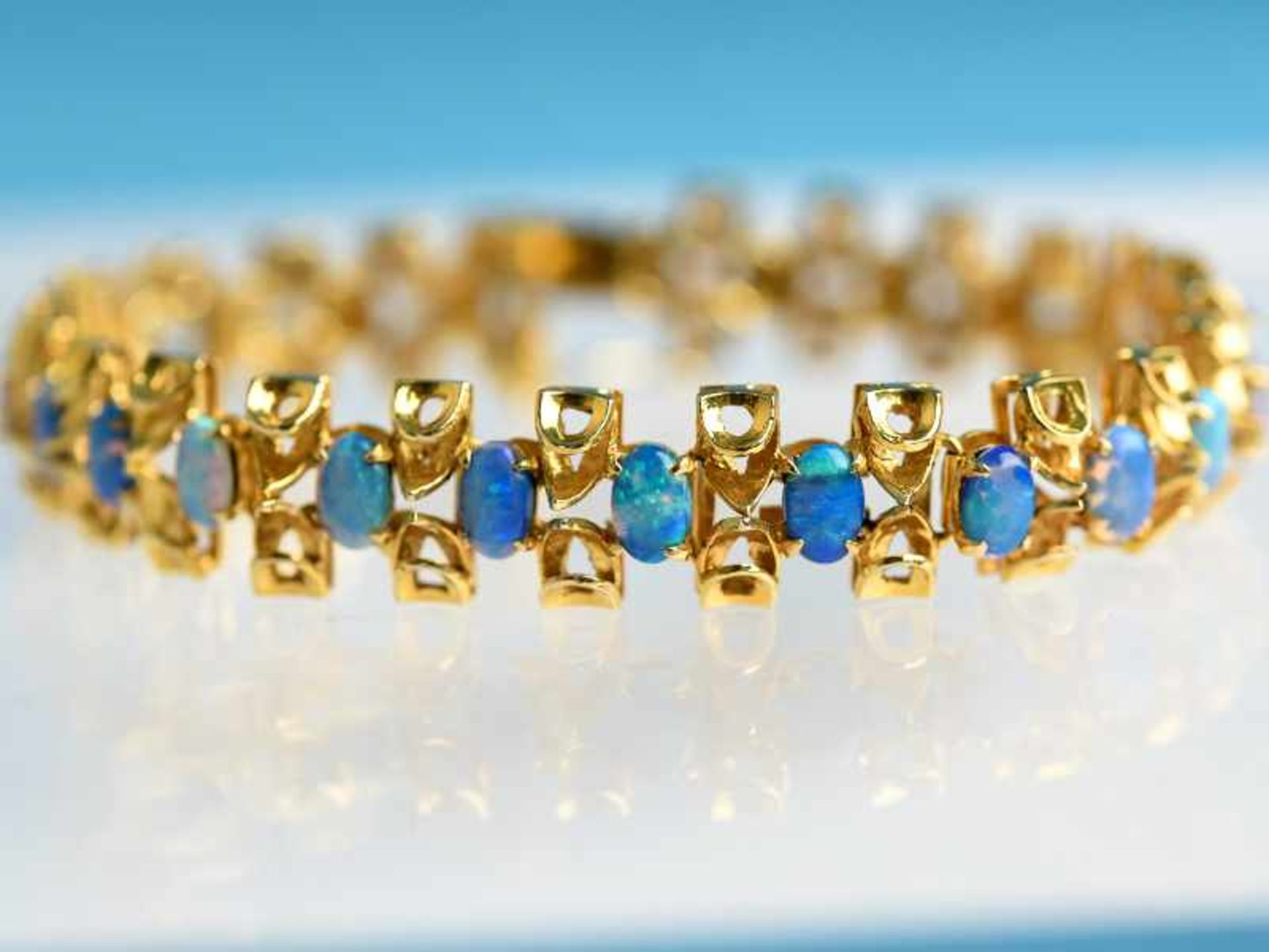 Armband mit 24 Opal - Cabochons, 20. Jh. 750/- Gelbgold. Gesamtgewicht ca. 22,2 g. Modern