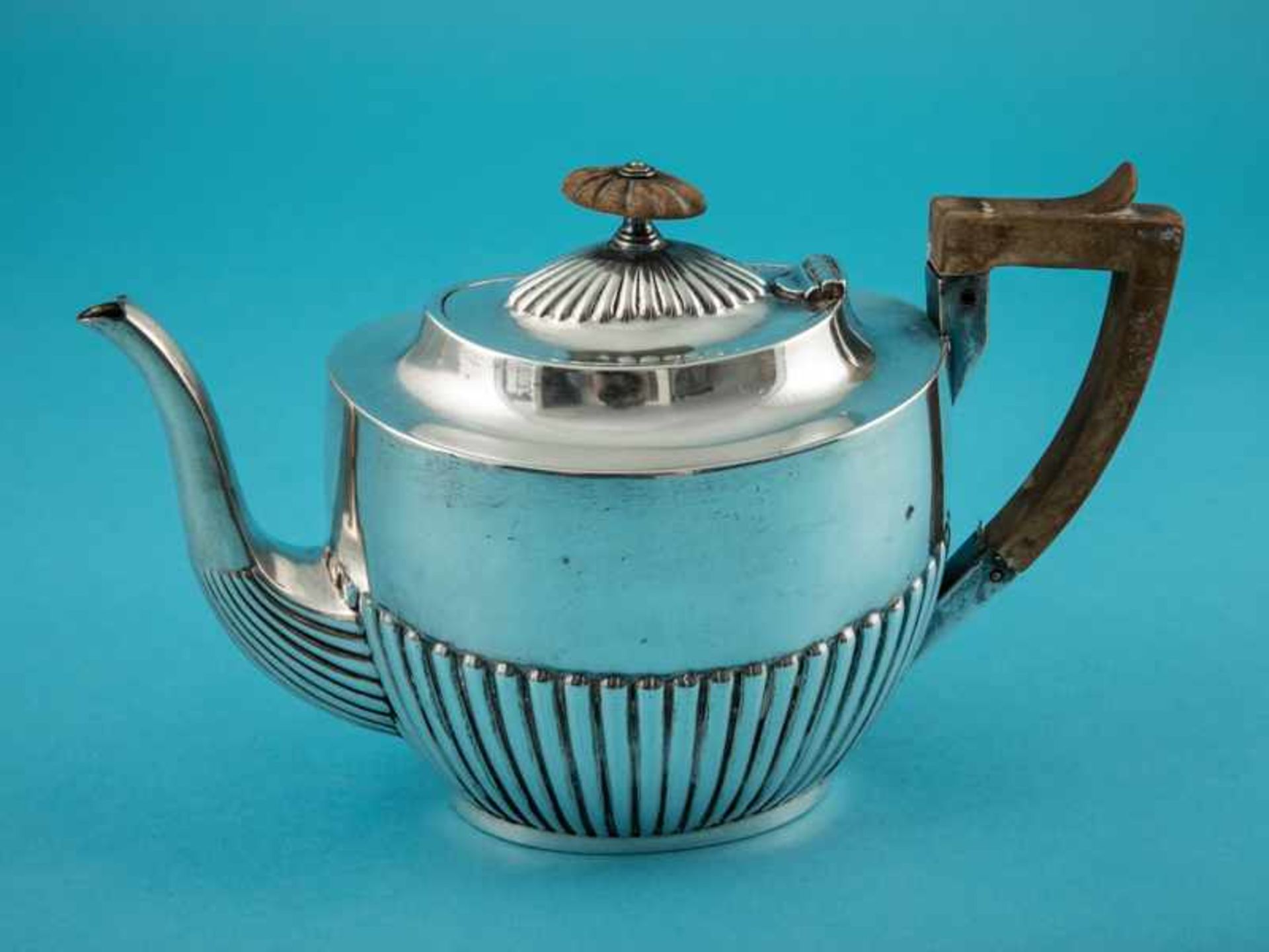 Teekanne im Queen-Anne-Stil, Walker & Hall, Sheffield, 1908. 925/-Silber, Gesamtgewicht ca. 604 g.
