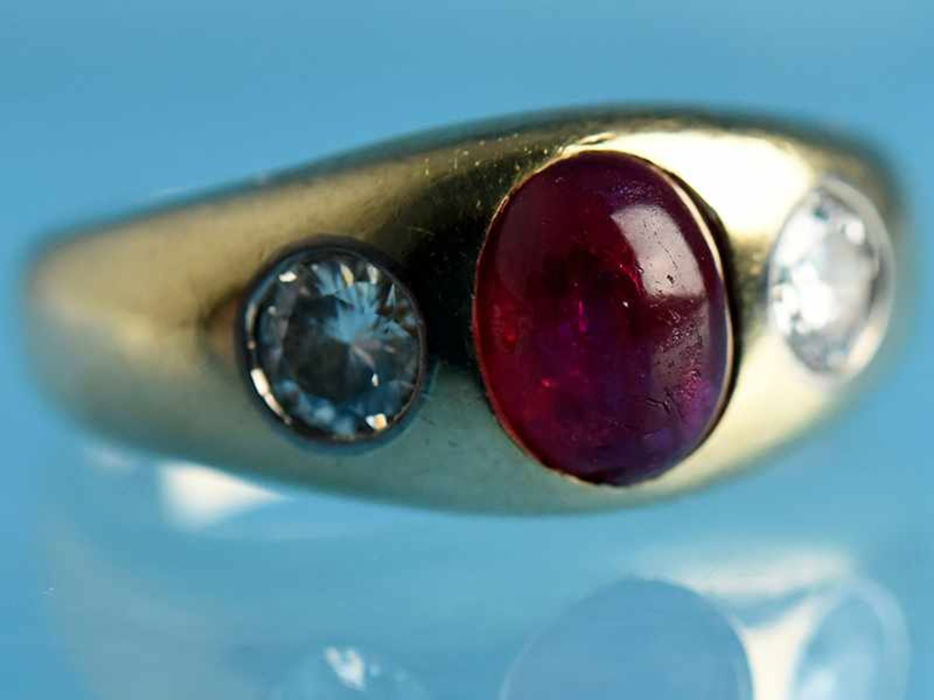 Massiver Bandring mit Rubin - Cabochon und Brillanten, zusammen ca. 0,3 ct, Goldschmiedearbeit,