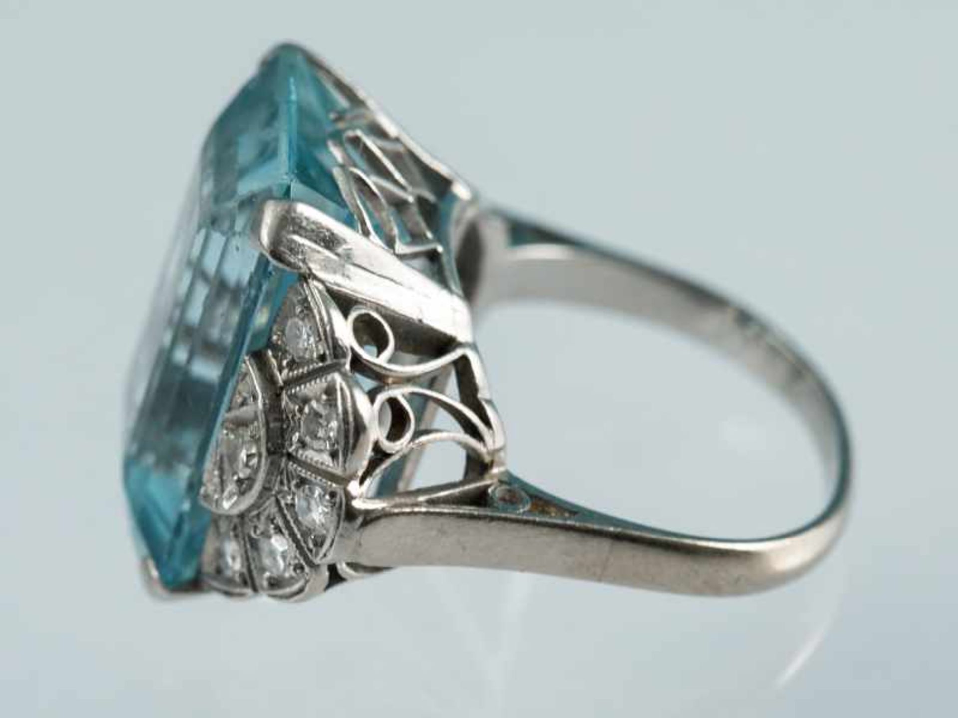 Ring mit Aquamarin und 12 kleinen Diamantrosen, Art Deco 585/- Weißgold. Gesamtgewicht ca. 9,4 g. - Bild 3 aus 5