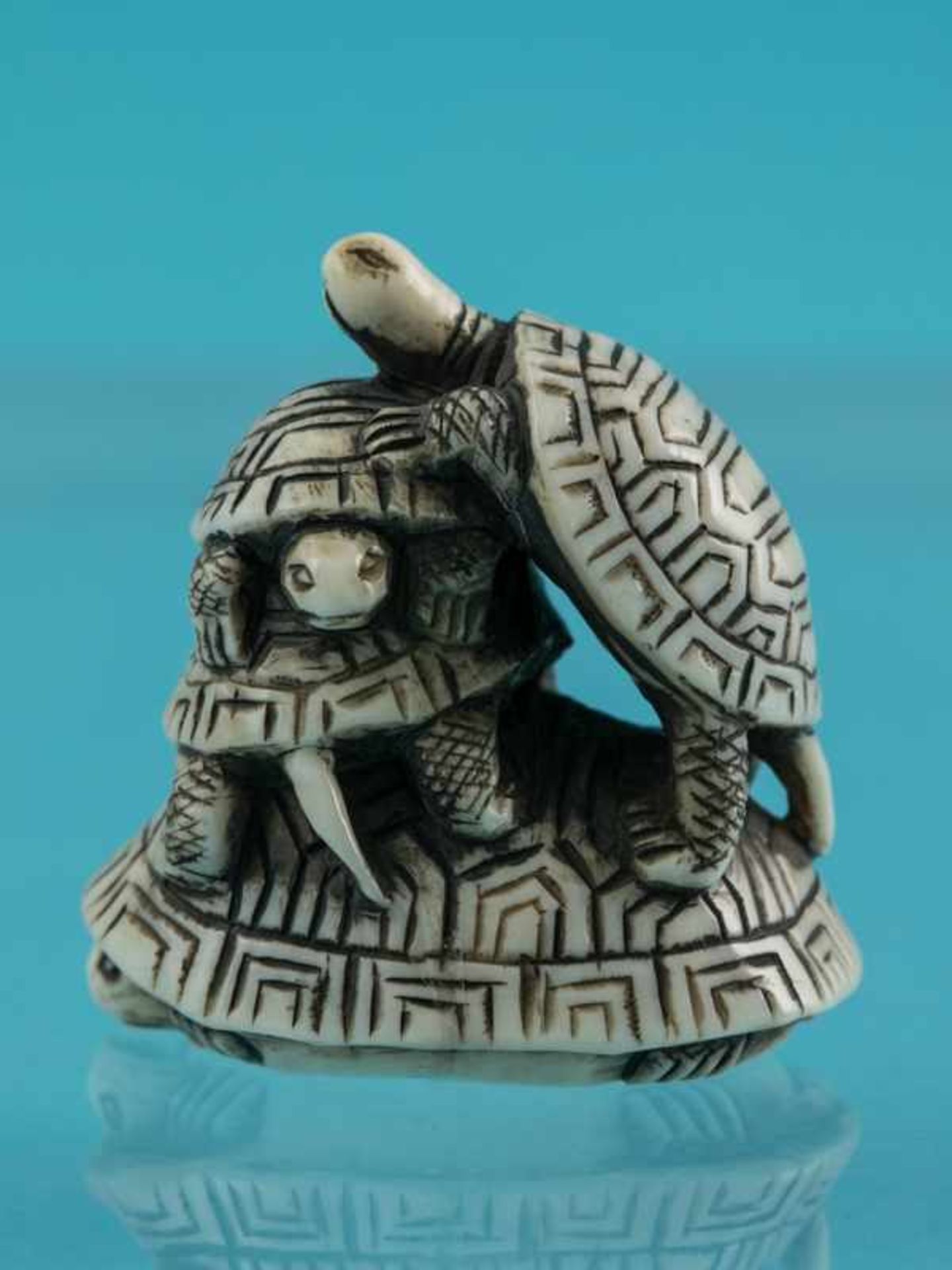 Netsuke, Anfang 20. Jh. Elfenbein mit schwarzen Konturen. Auf dem Rücken eines Schildkrötenpanzer, - Bild 8 aus 8