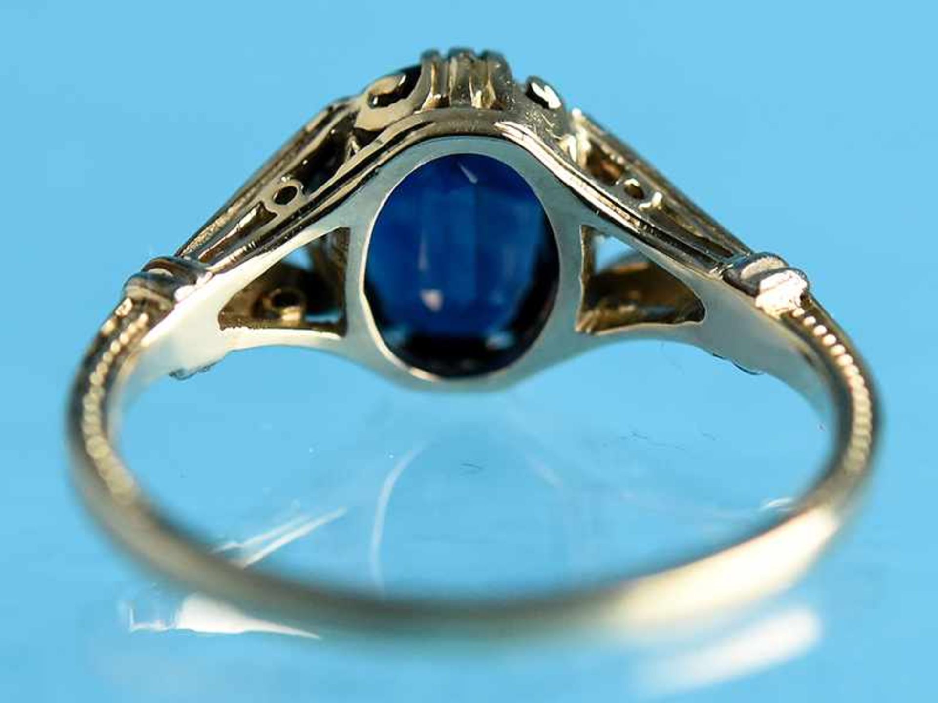 Ring mit Saphir, um 1900 585/- Gelbgold. Silber parkettiert. Gesamtgewicht ca. 1,8 g. Im antiken - Bild 3 aus 4