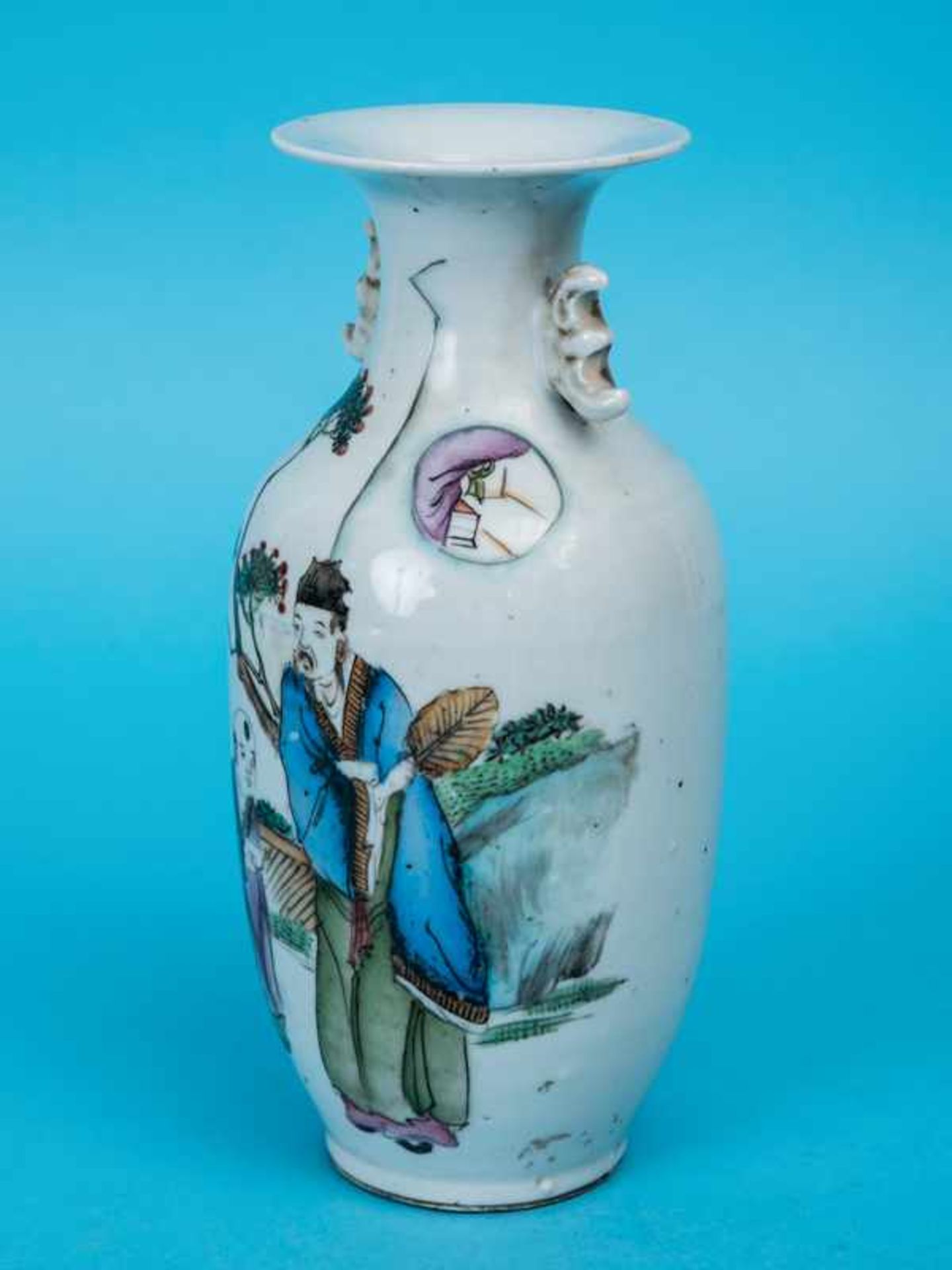 Balustervase, China, Anfang 20. Jh./Republik-Zeit Porzellan mit polychromer Malerei einer - Bild 2 aus 6