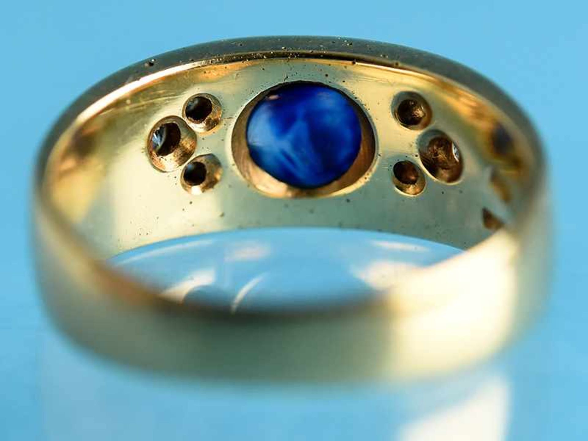 Bandring mit Saphir-Cabochon und 6 kleinen Brillanten, zusammen ca. 0,08 ct, Goldschmiedearbeit, 20. - Bild 4 aus 5