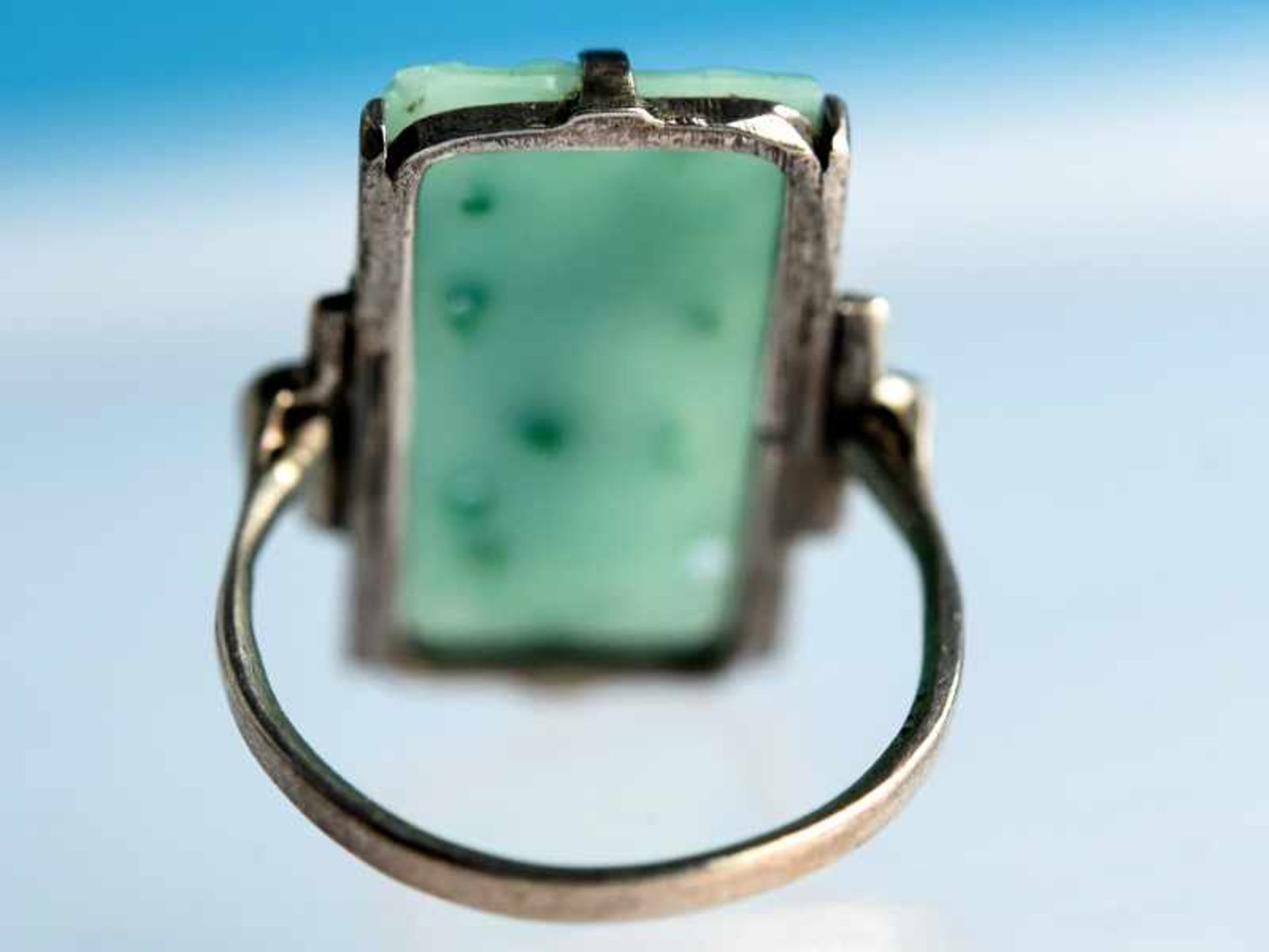 Ring mit Jade und kleinen Markasiten, Art Deco Silber. Gesamtgewicht ca. 4,7 g. Rechteckige Jade mit - Bild 4 aus 6