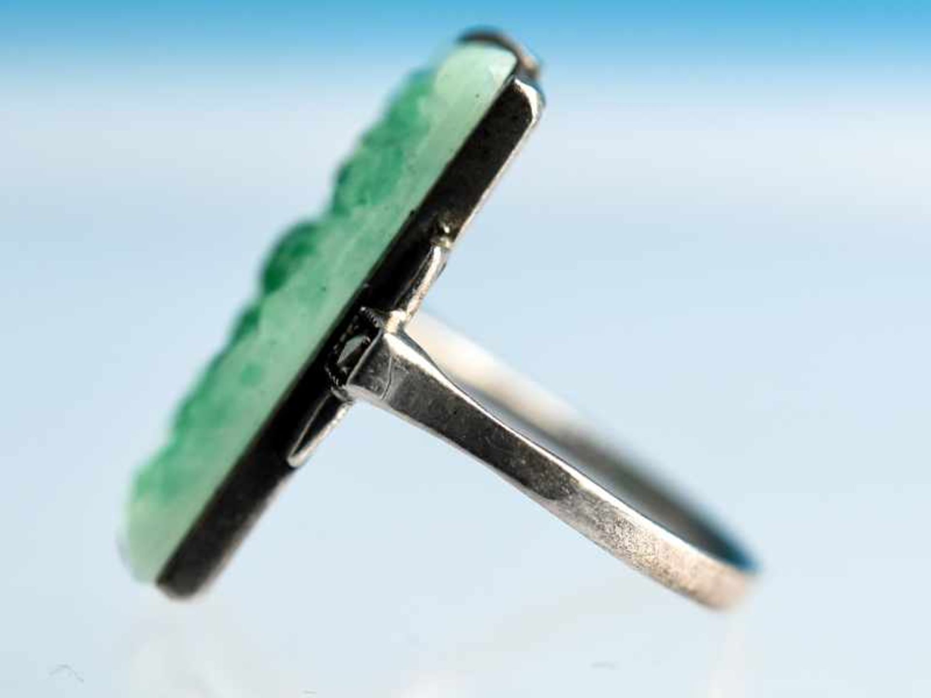 Ring mit Jade und kleinen Markasiten, Art Deco Silber. Gesamtgewicht ca. 4,7 g. Rechteckige Jade mit - Bild 5 aus 6