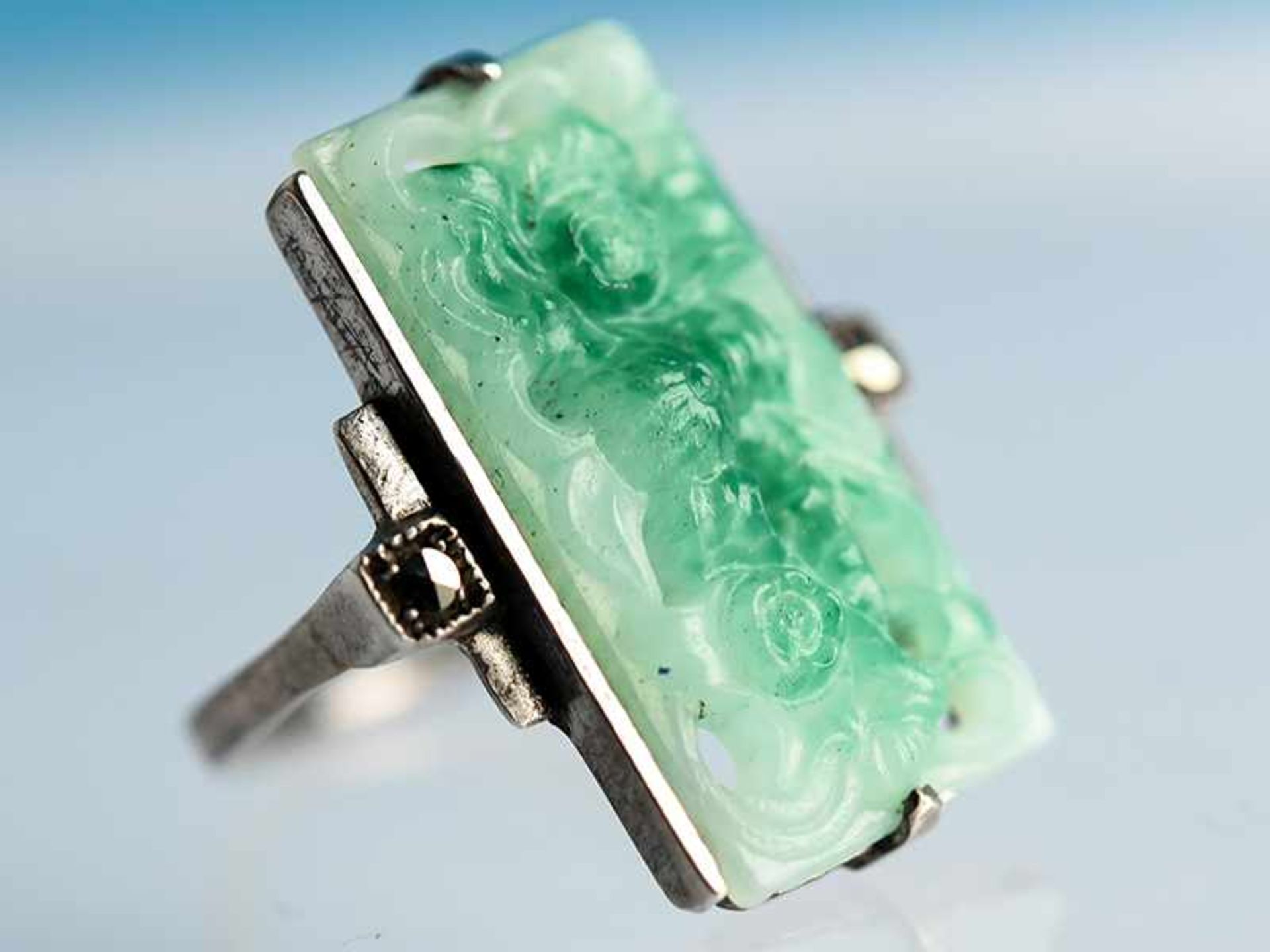 Ring mit Jade und kleinen Markasiten, Art Deco Silber. Gesamtgewicht ca. 4,7 g. Rechteckige Jade mit