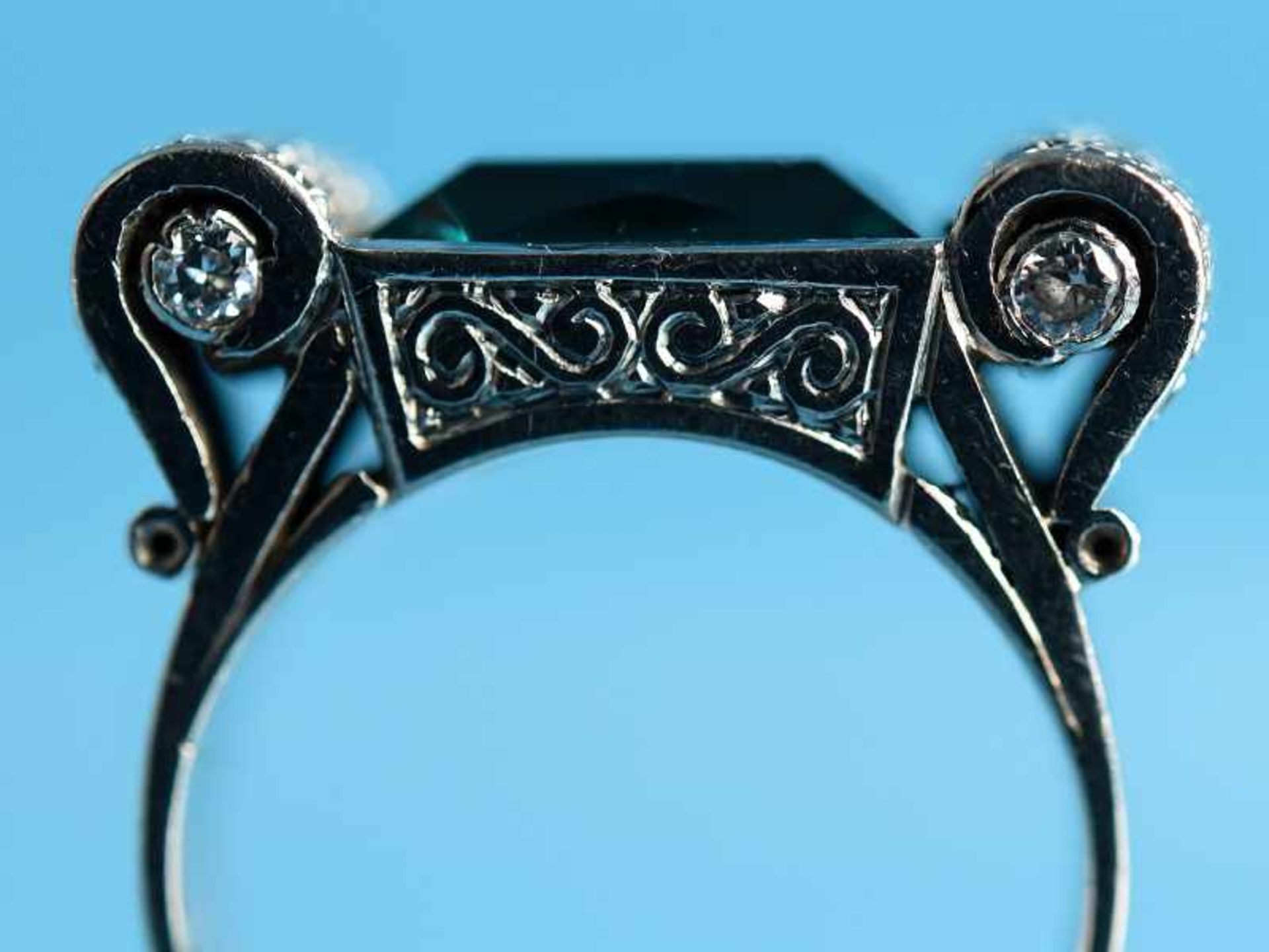 Ring mit dunkelgrünem Farbstein (sog. Paste) 56 Diamanten und 4 Brillanten, zusammen ca. 0,65 ct, - Bild 4 aus 4