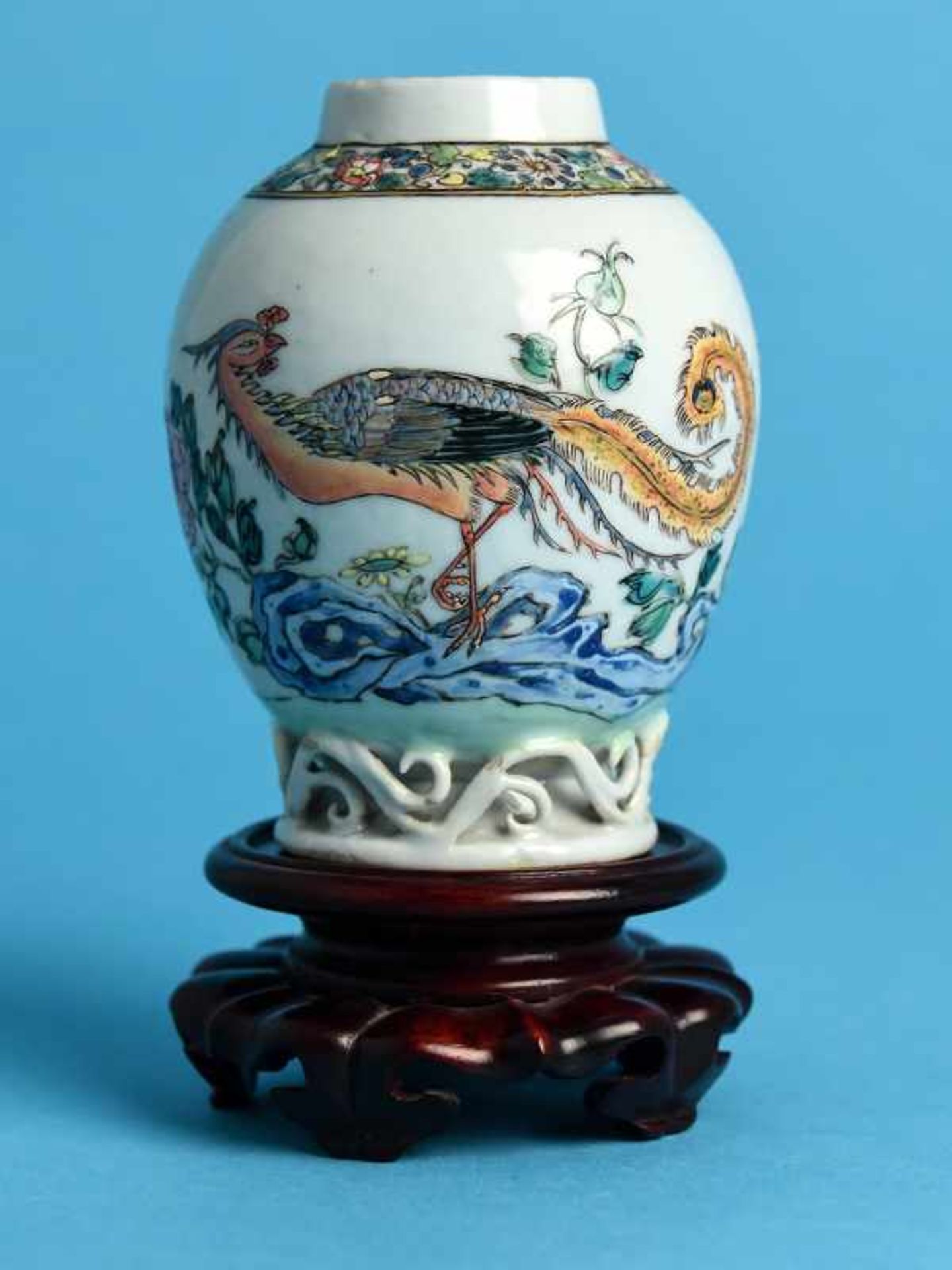 Kleine Vase "famille rose", China, wohl Yongzheng-Periode (1723 - 1735). Porzellan mit polychromer