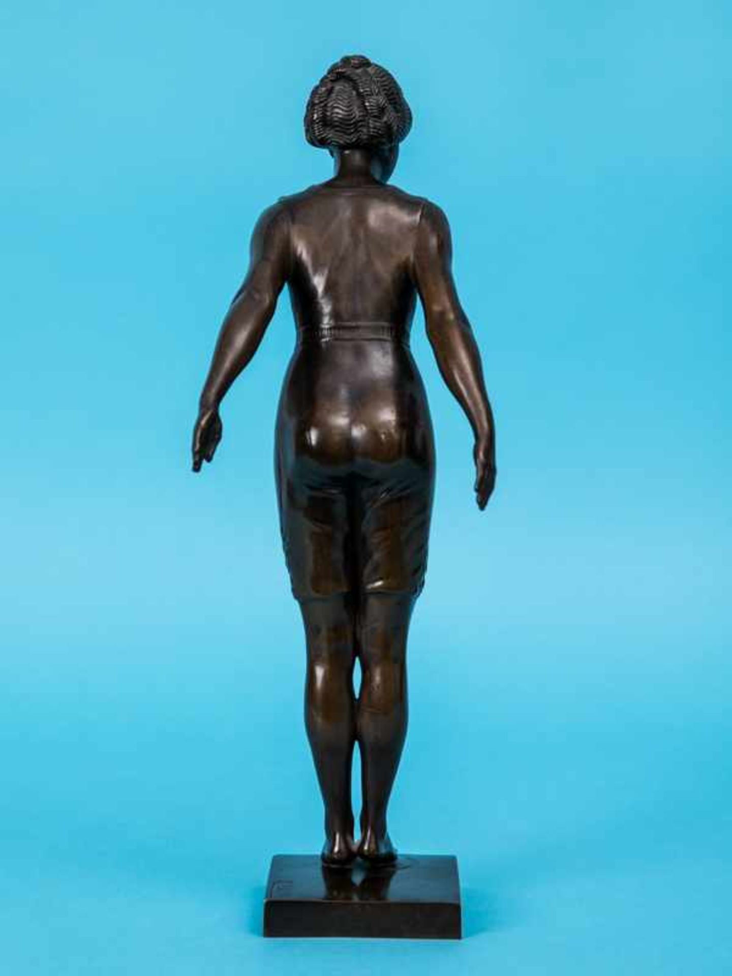 Leisek, Georg (1869 - 1936). Figurenplastik einer Schwimmerin im Badeanzug, kurz vor dem Absprung - Bild 3 aus 7