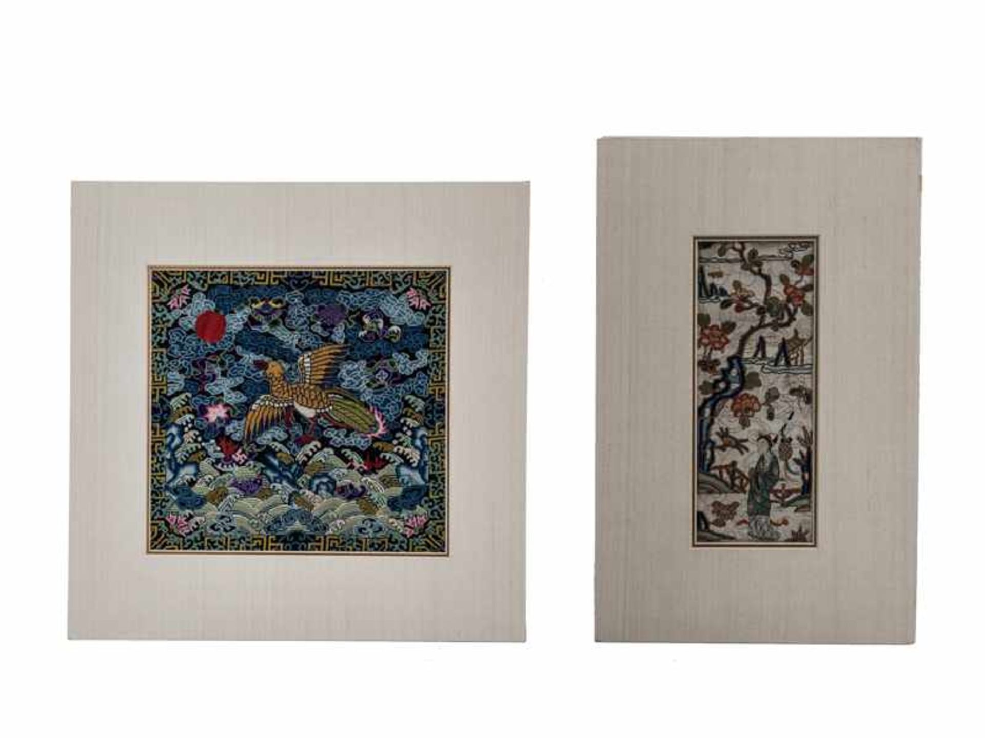 2 verschiedene Bild-Stickereien, China, 19./20. Jh. Verschiedene Textilien, teils Seide und