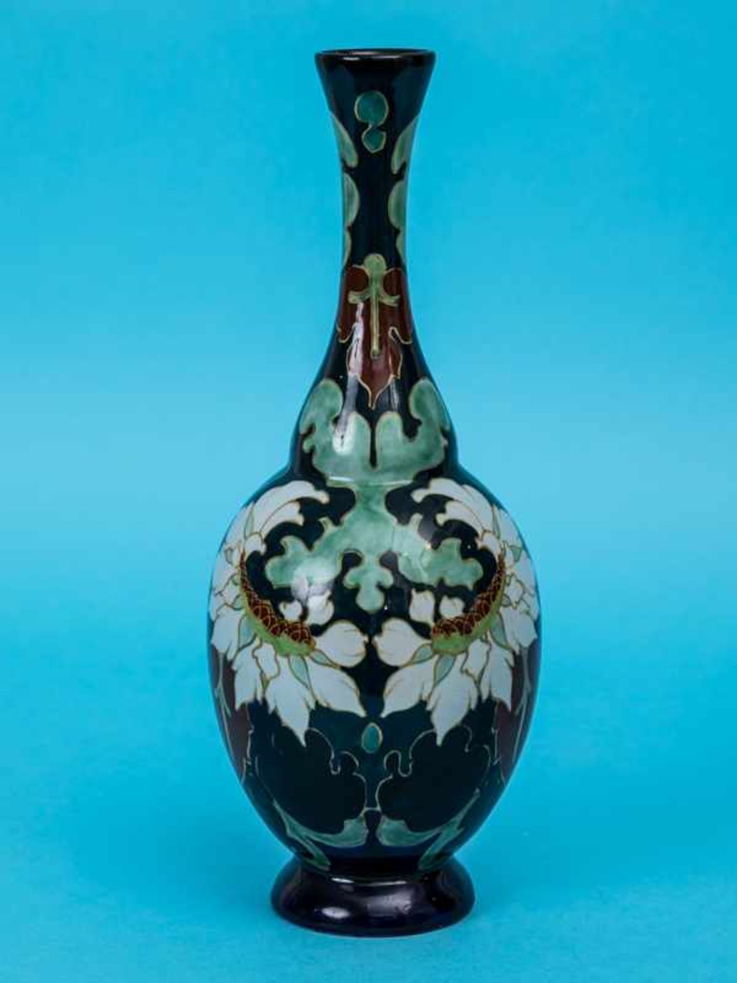 Vase, Dekor "Sevilla", Regina-Manufaktur, Gouda, Holland, 1. Hälfte 20. Jh. Keramik, dunkelgrün- und