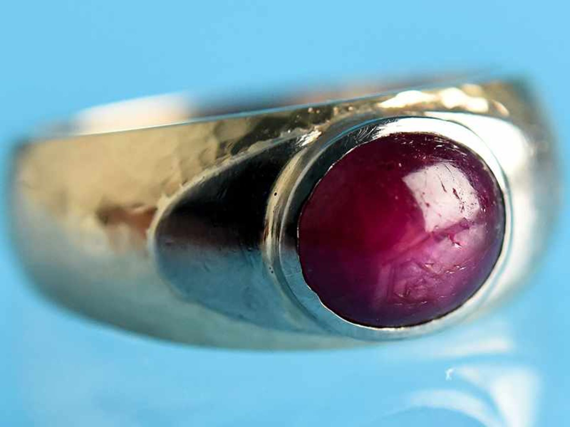 Bandring mit Sternrubin-Cabochon, Goldschmiedearbeit, 20. Jh. 585/- Rosé- und Weißgold.