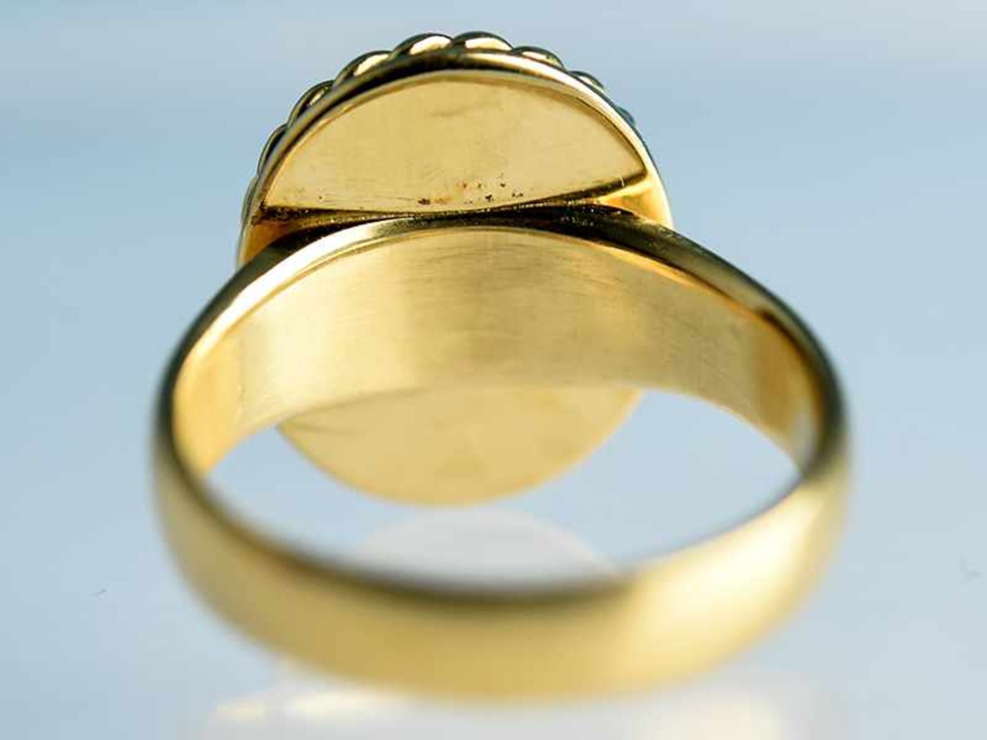 Ring mit Mondstein-Cabochon, Goldschmiedearbeit, 20. Jh. 750/- Gelbgold. Gesamtgewicht ca. 9,2 g. - Bild 4 aus 6