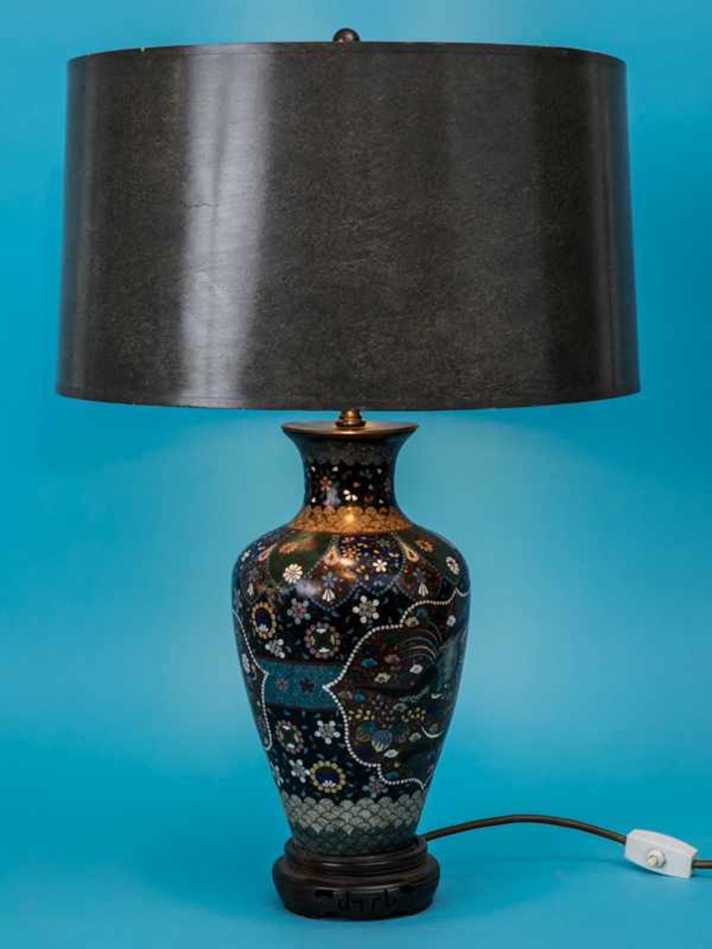 Große Cloisonné-Vasen-Tischlampe, Japan, 19. Jh. Emaille-Cloisonné auf Metall mit Holzsockelfuß;