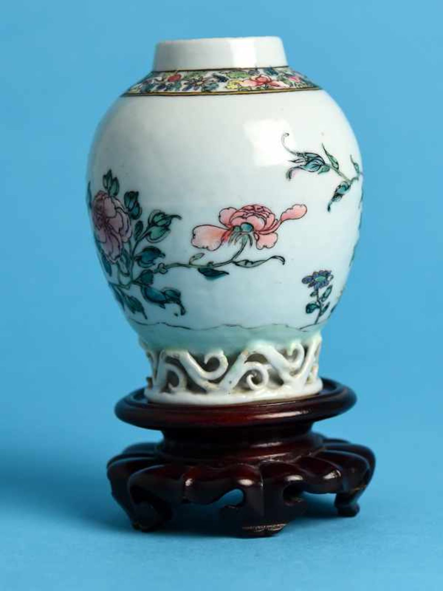 Kleine Vase "famille rose", China, wohl Yongzheng-Periode (1723 - 1735). Porzellan mit polychromer - Bild 2 aus 3