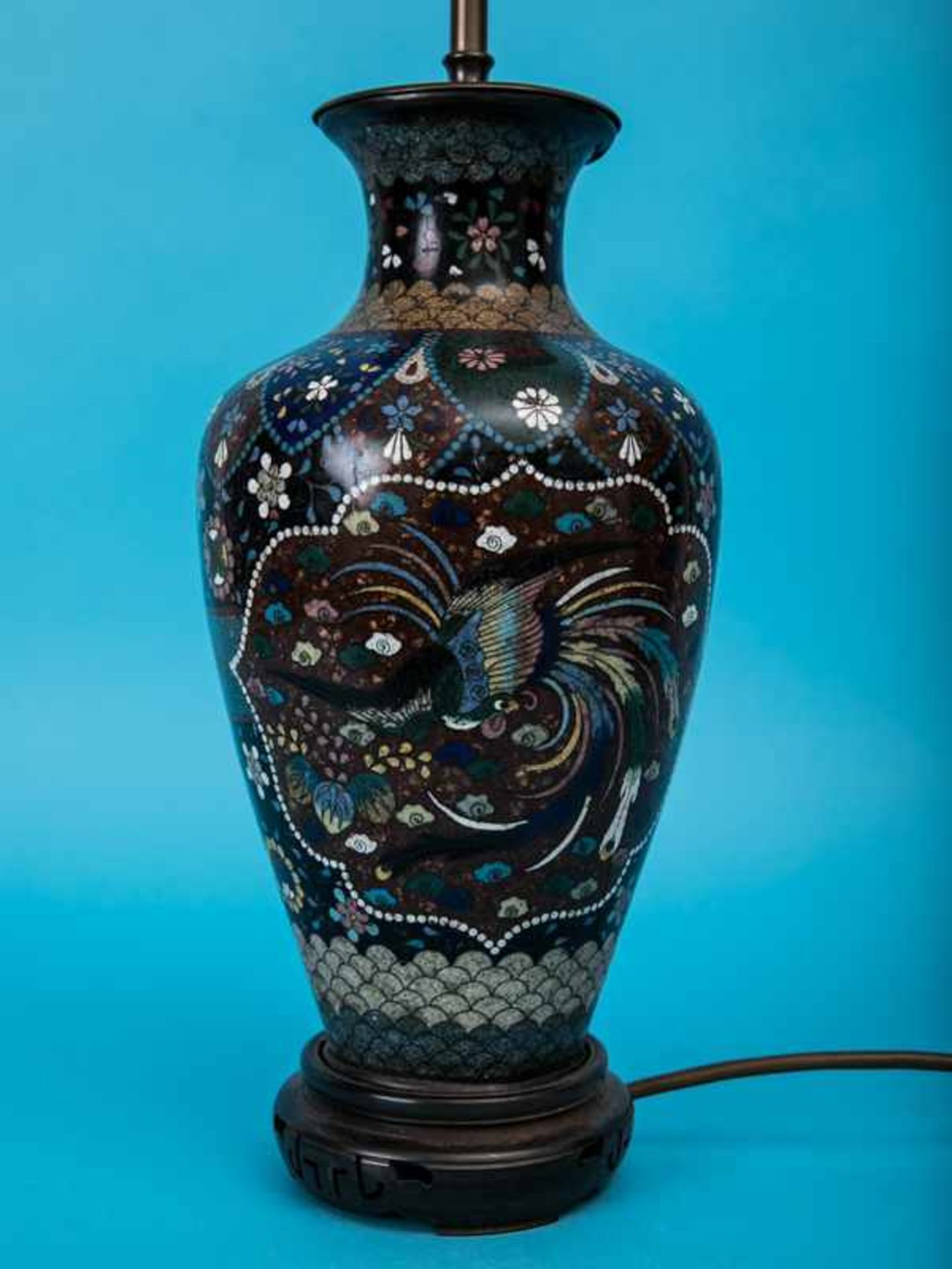 Große Cloisonné-Vasen-Tischlampe, Japan, 19. Jh. Emaille-Cloisonné auf Metall mit Holzsockelfuß; - Bild 4 aus 4