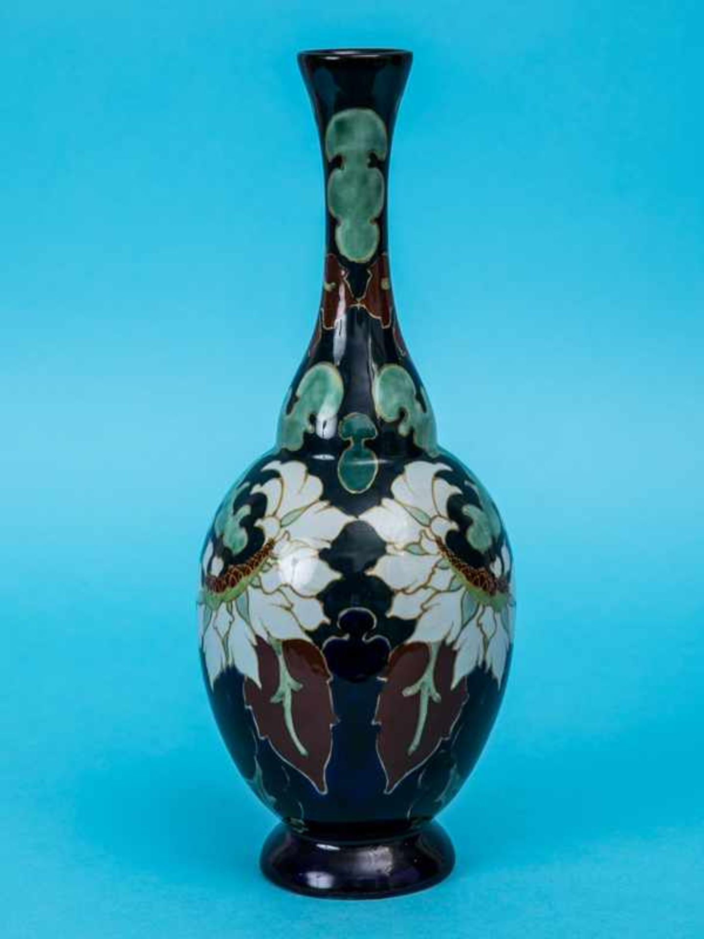 Vase, Dekor "Sevilla", Regina-Manufaktur, Gouda, Holland, 1. Hälfte 20. Jh. Keramik, dunkelgrün- und - Bild 2 aus 4