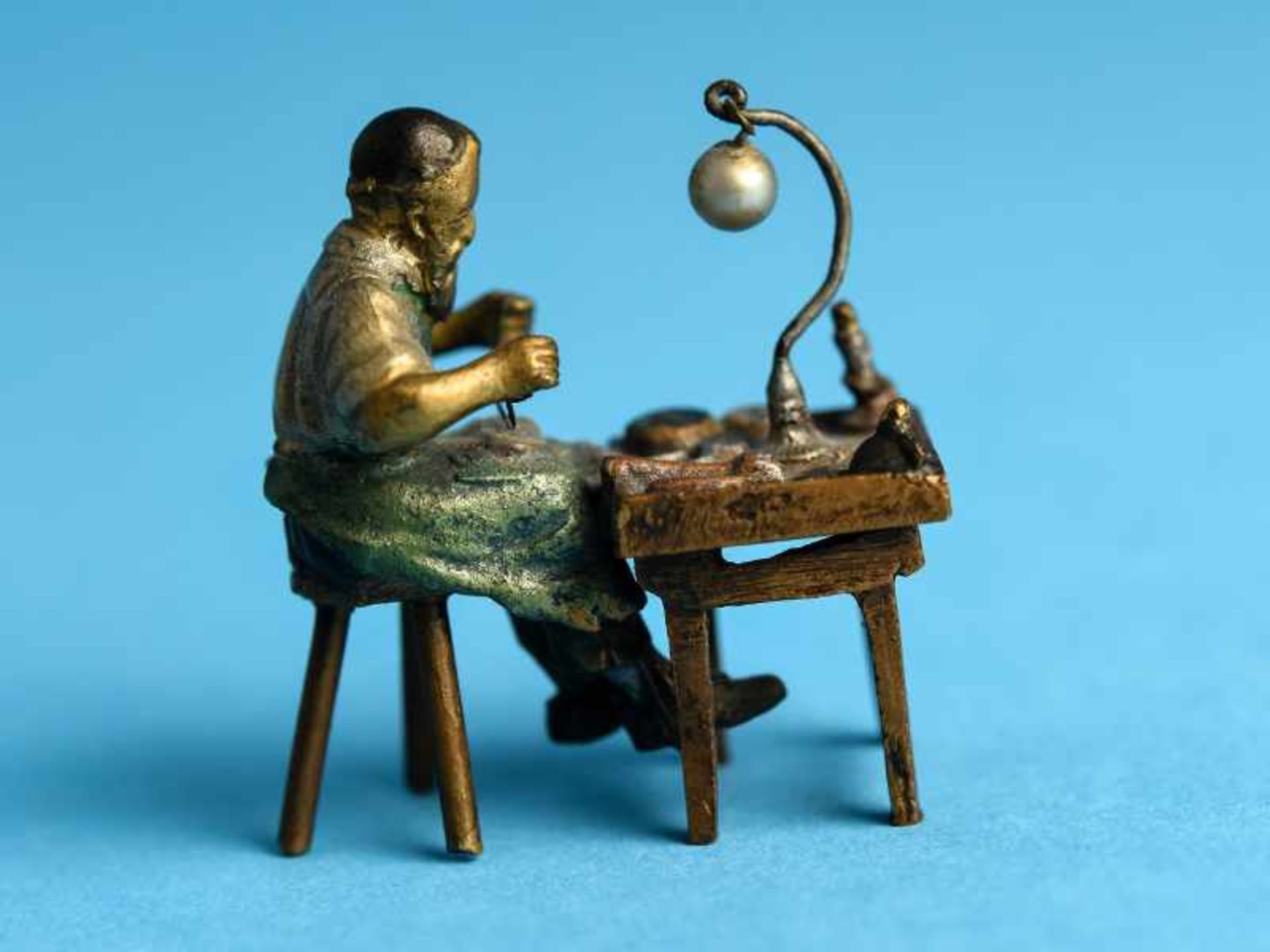 Miniatur-Figurengruppe "Schuster" in der Art der Wiener Bronzen; Anfang 20. Jh. Metallguß, gold- und - Bild 2 aus 4