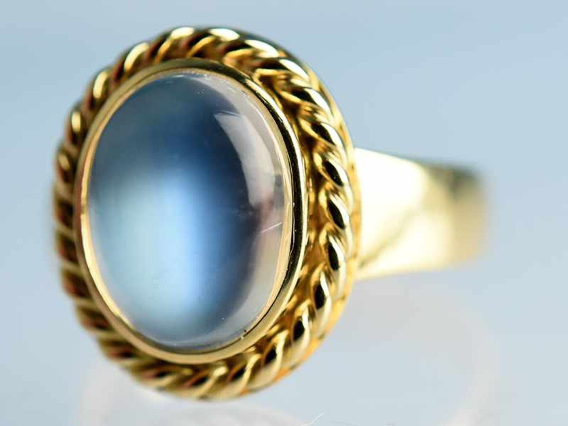 Ring mit Mondstein-Cabochon, Goldschmiedearbeit, 20. Jh. 750/- Gelbgold. Gesamtgewicht ca. 9,2 g. - Bild 6 aus 6