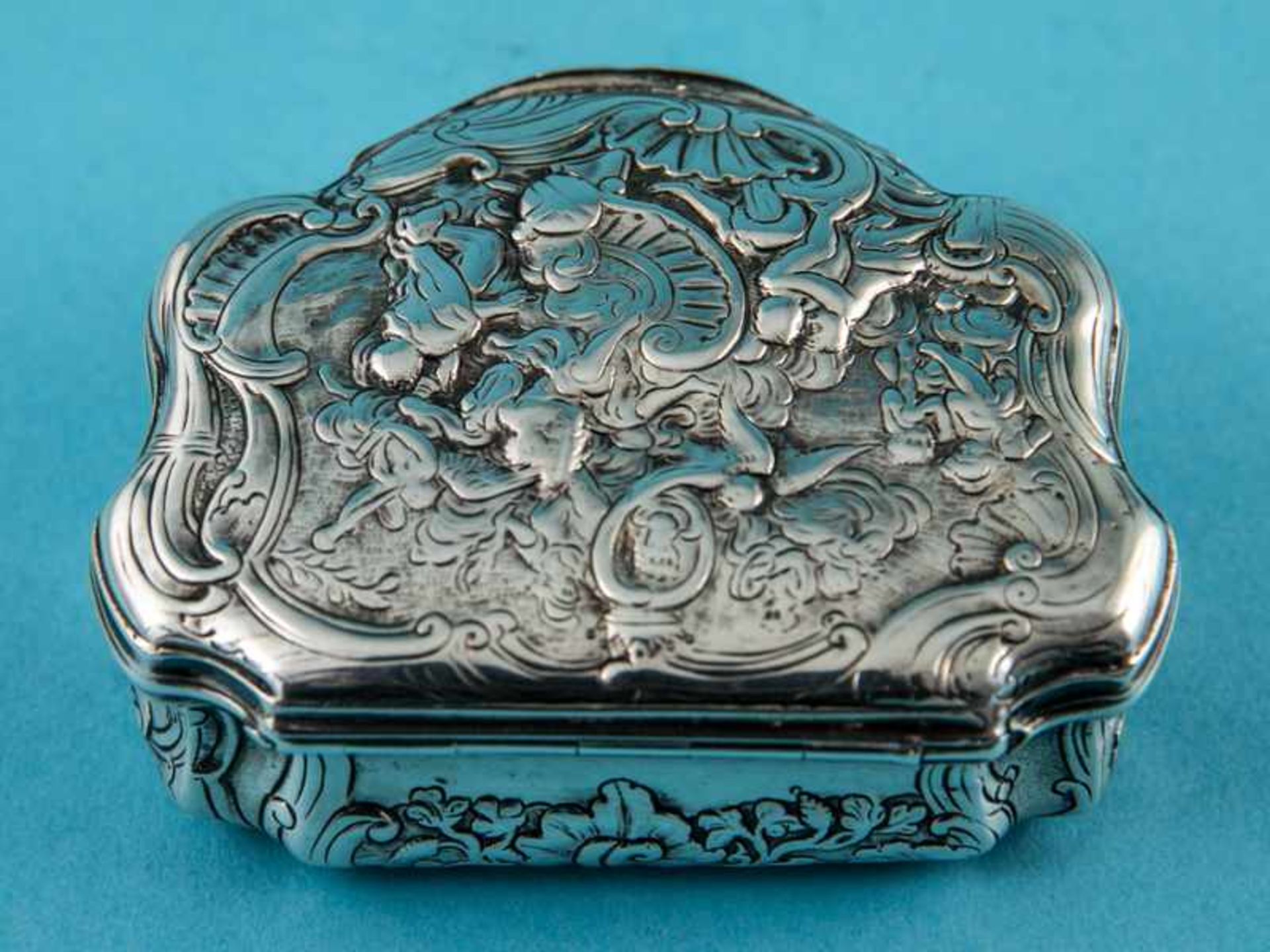 Rokoko-Tabatière, Frankreich, Mitte 18. Jh. Silber, ca. 124 g. Gebauchte, 3-seitig passig - Bild 2 aus 7