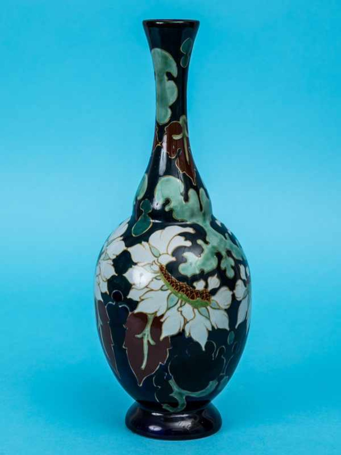 Vase, Dekor "Sevilla", Regina-Manufaktur, Gouda, Holland, 1. Hälfte 20. Jh. Keramik, dunkelgrün- und - Bild 3 aus 4