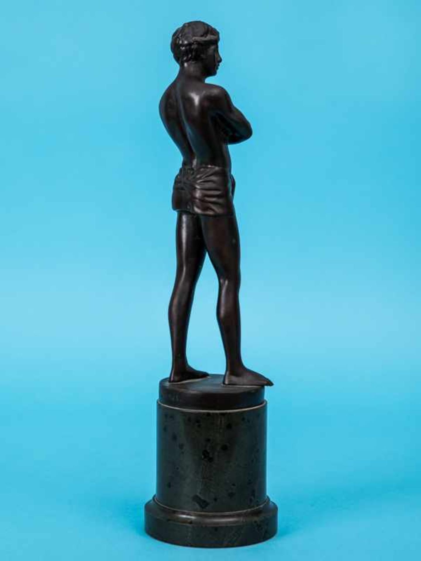 Figurenplastik "Junger Athlet mit Lendenschurz", bezeichnet "Cartinet", Frankreich 1. Hälfte 20. Jh. - Bild 5 aus 6