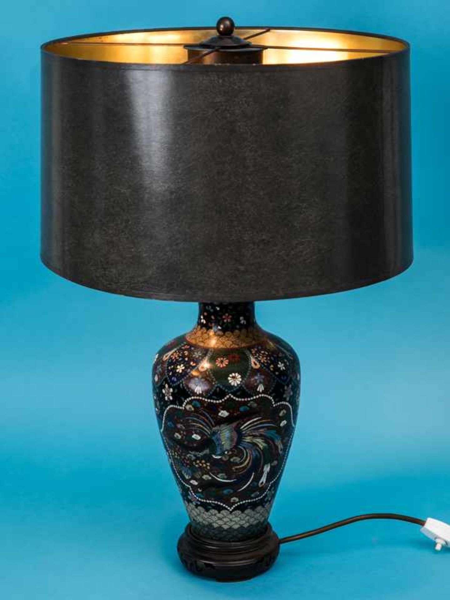 Große Cloisonné-Vasen-Tischlampe, Japan, 19. Jh. Emaille-Cloisonné auf Metall mit Holzsockelfuß; - Bild 3 aus 4