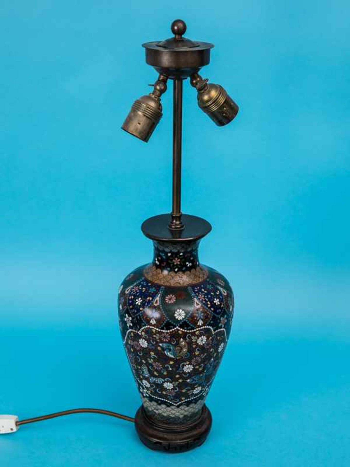 Große Cloisonné-Vasen-Tischlampe, Japan, 19. Jh. Emaille-Cloisonné auf Metall mit Holzsockelfuß; - Bild 2 aus 4